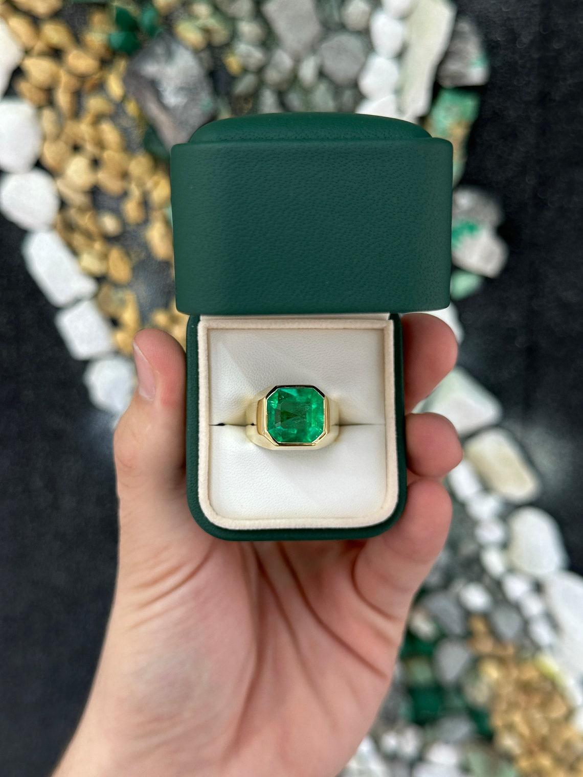 18K Gold 6.55cts Bezel Set Men's Colombian Emerald Solitaire Gypsy Signet Ring In New Condition For Sale In Jupiter, FL