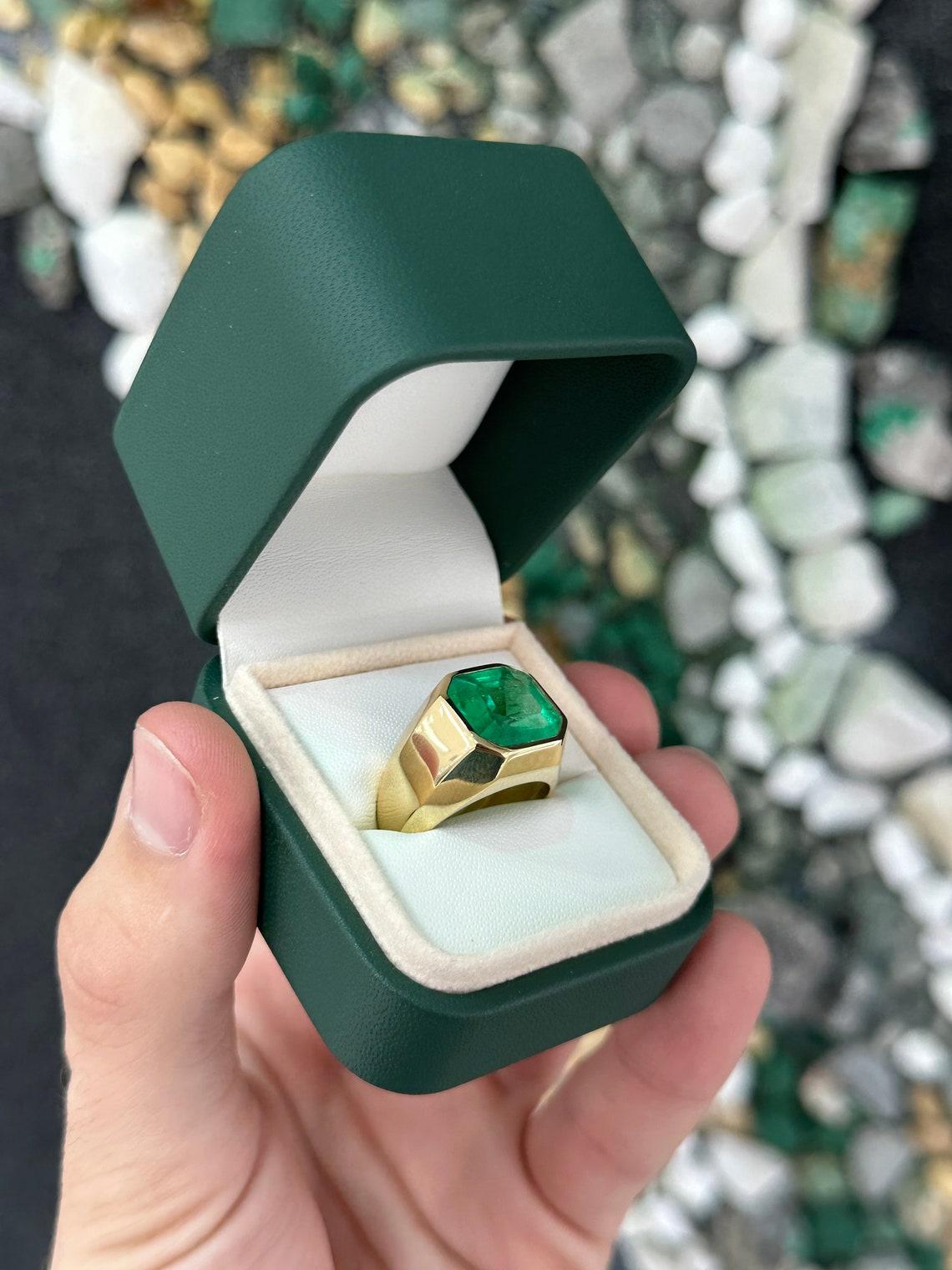 18K Gold 6.55cts Bezel Set Men's Colombian Emerald Solitaire Gypsy Signet Ring For Sale 1