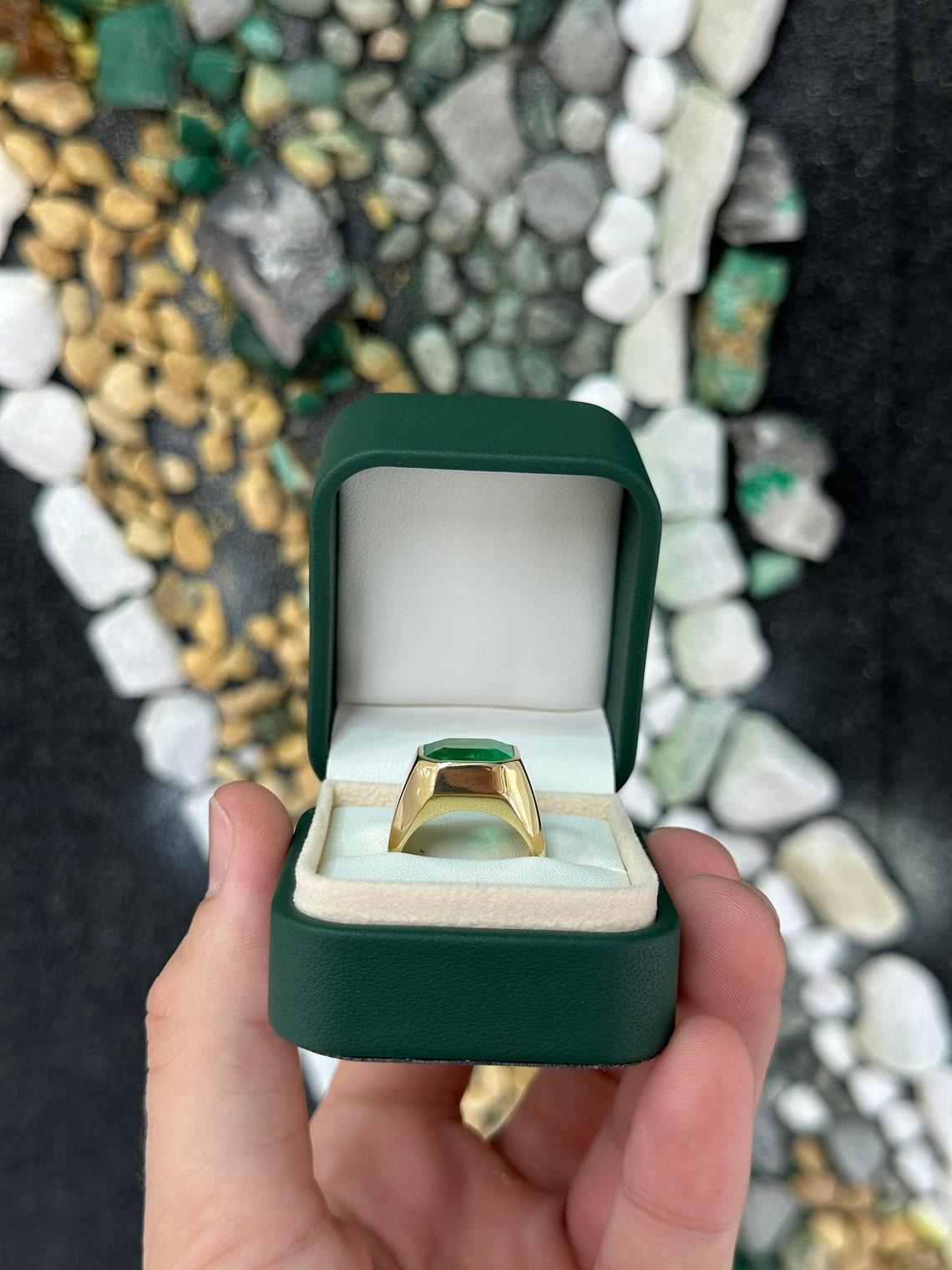18K Gold 6.55cts Bezel Set Men's Colombian Emerald Solitaire Gypsy Signet Ring For Sale 2