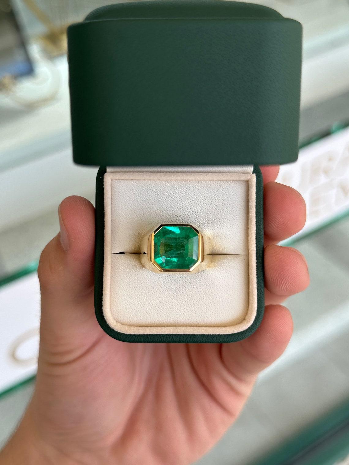18K Gold 6.55cts Bezel Set Men's Colombian Emerald Solitaire Gypsy Signet Ring For Sale 3
