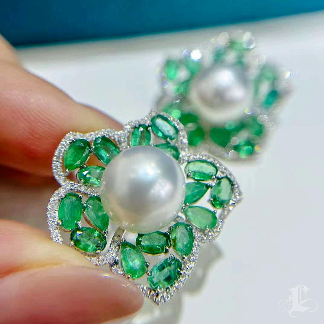【Vine Symphony】Imperial Garden Aurora South Sea Pearl Emerald Earrings In New Condition For Sale In New York, NY
