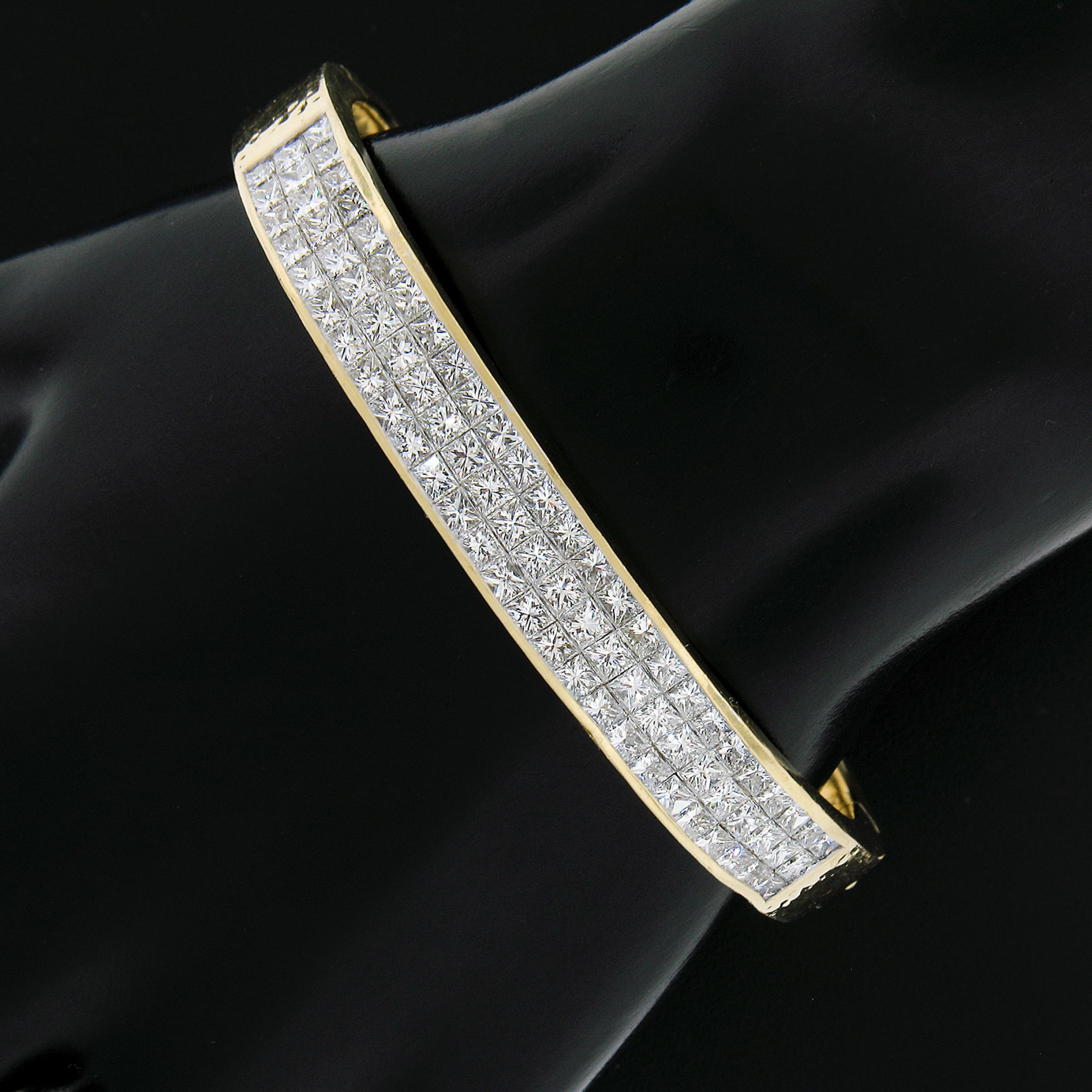 18K Gold 6ct Channel Set Princess Cut Diamond Hammered Hinged Armreif (Carréschliff) im Angebot