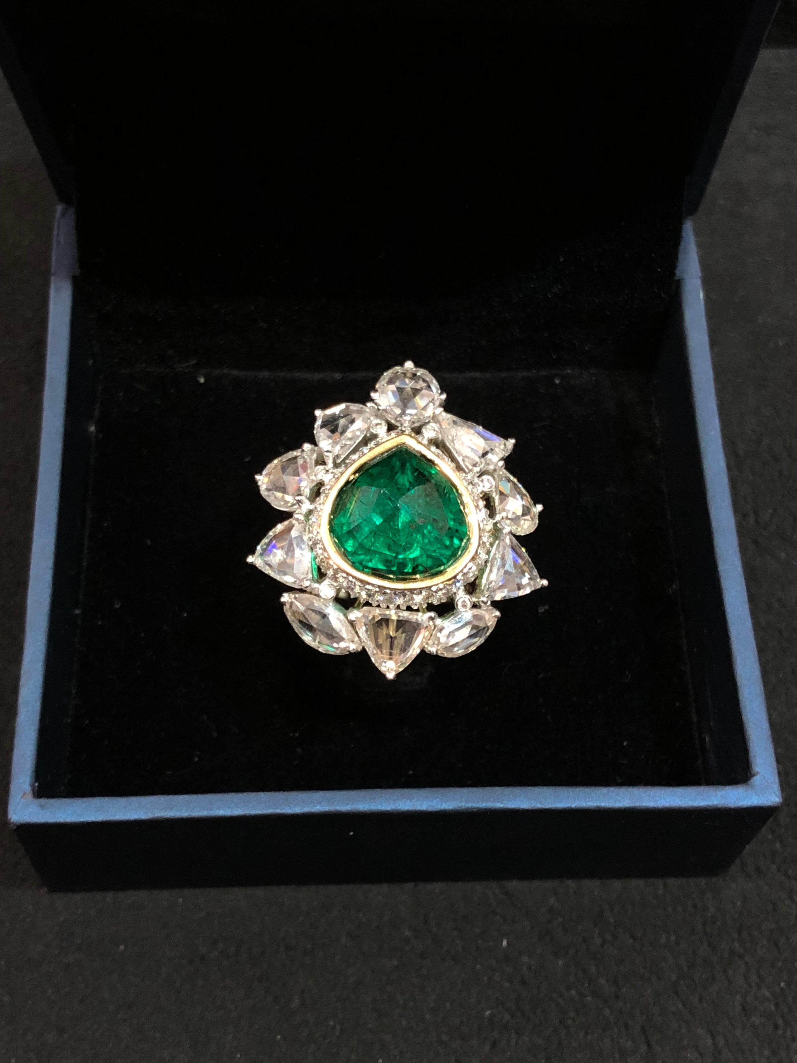 7.28 Carat Zambian Emerald  Diamond Rose Cut Diamond 18k Gold Cocktail Ring In New Condition In New Delhi, Delhi