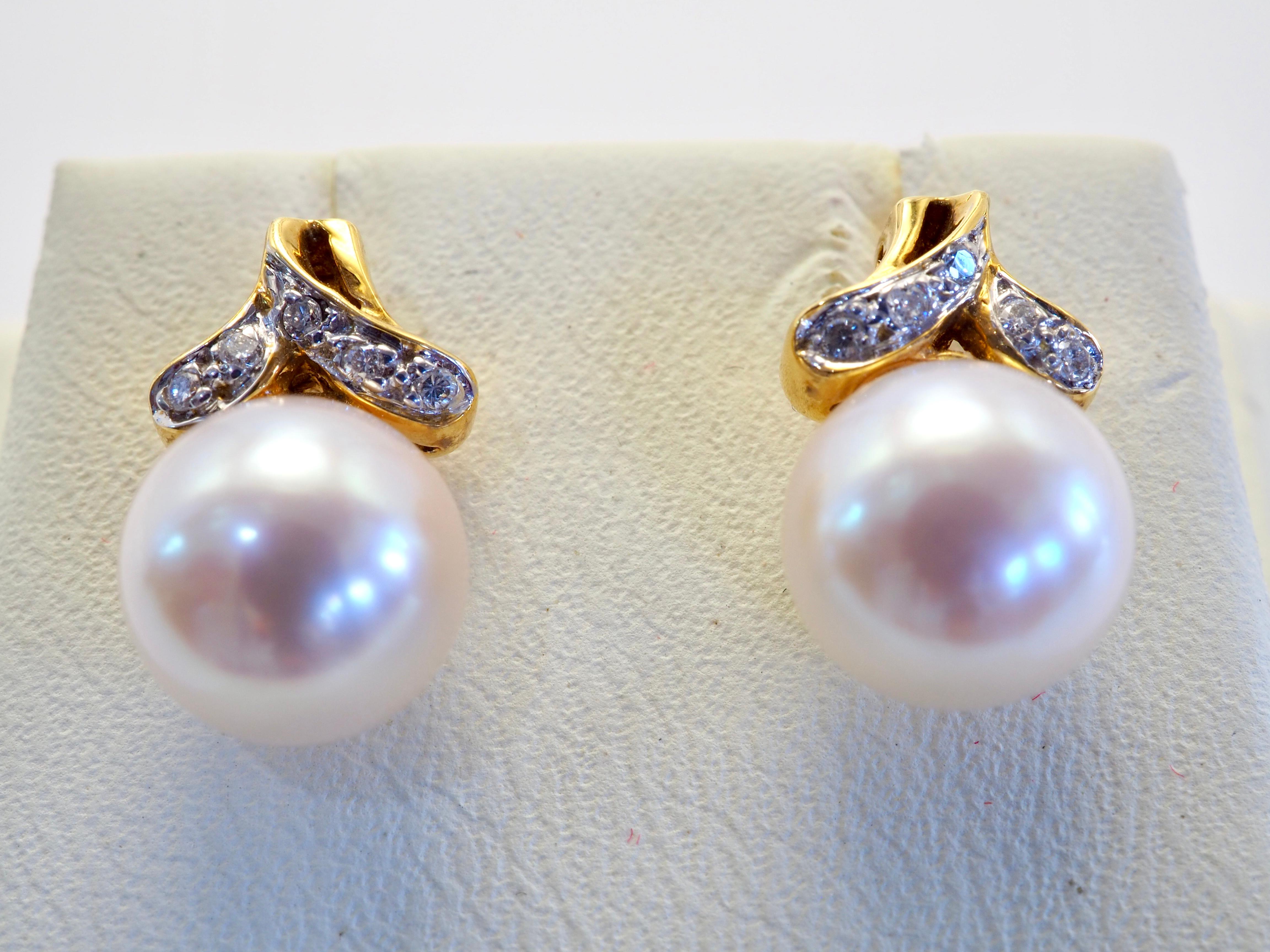 White sea pearls with almost flawless surface and good luster. Accompanied by pave diamonds for extra elegance. Looks very good at warm lights!

Product Details:

Metal: 18k Solid Gold
Metal Color: Yellow Gold
Sea Pearl: Natural, white, bead, 7.5 mm