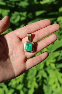 18K Gold 8 Carats Emerald Pendant