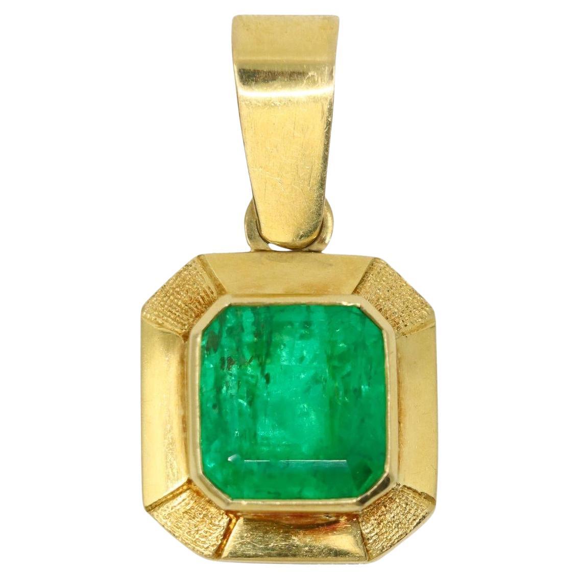 18K Gold 8 Carats Emerald Pendant
