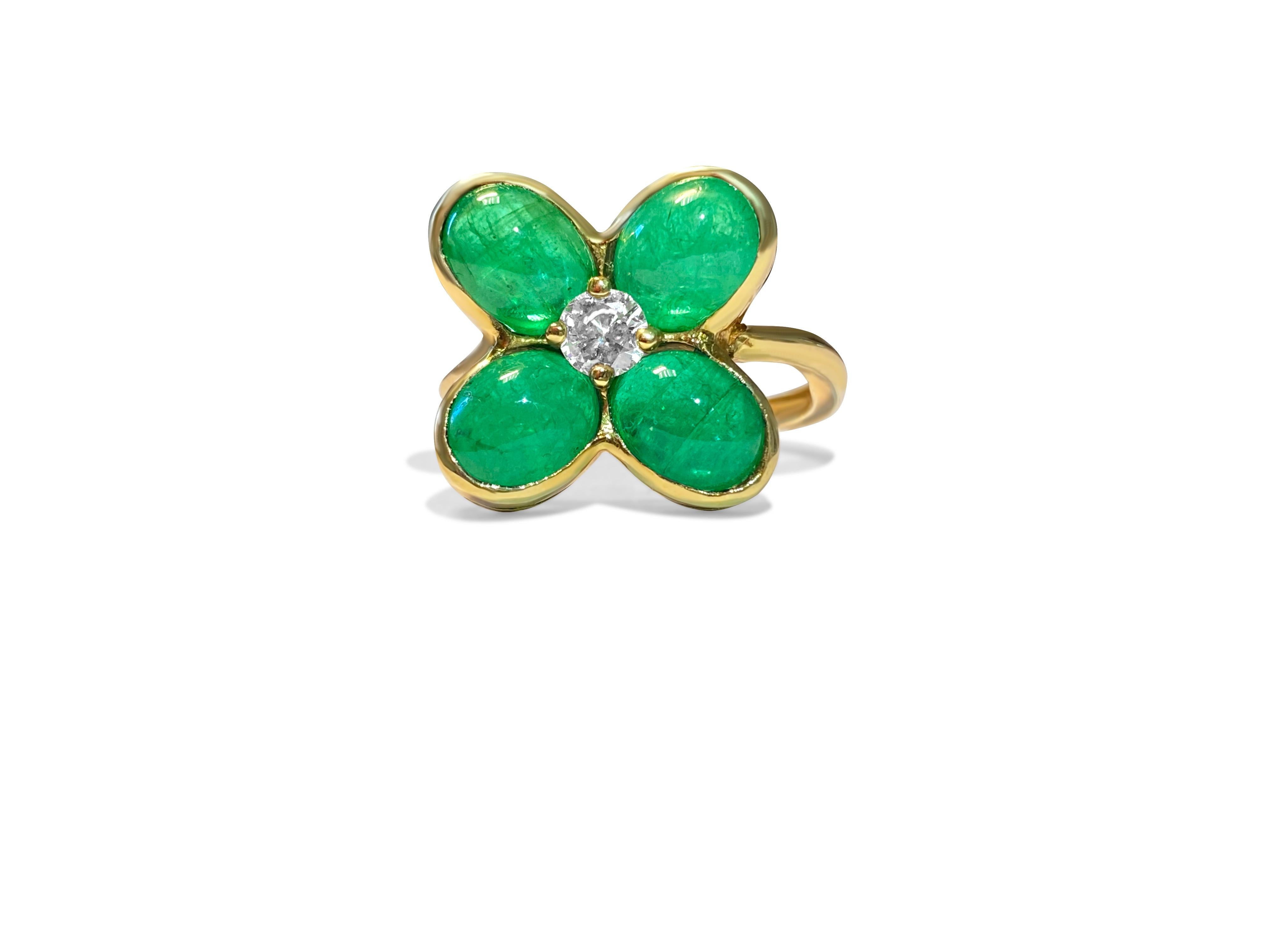 Round Cut 18K Gold, 8.50 CT Emerald and Diamond Ring For Sale