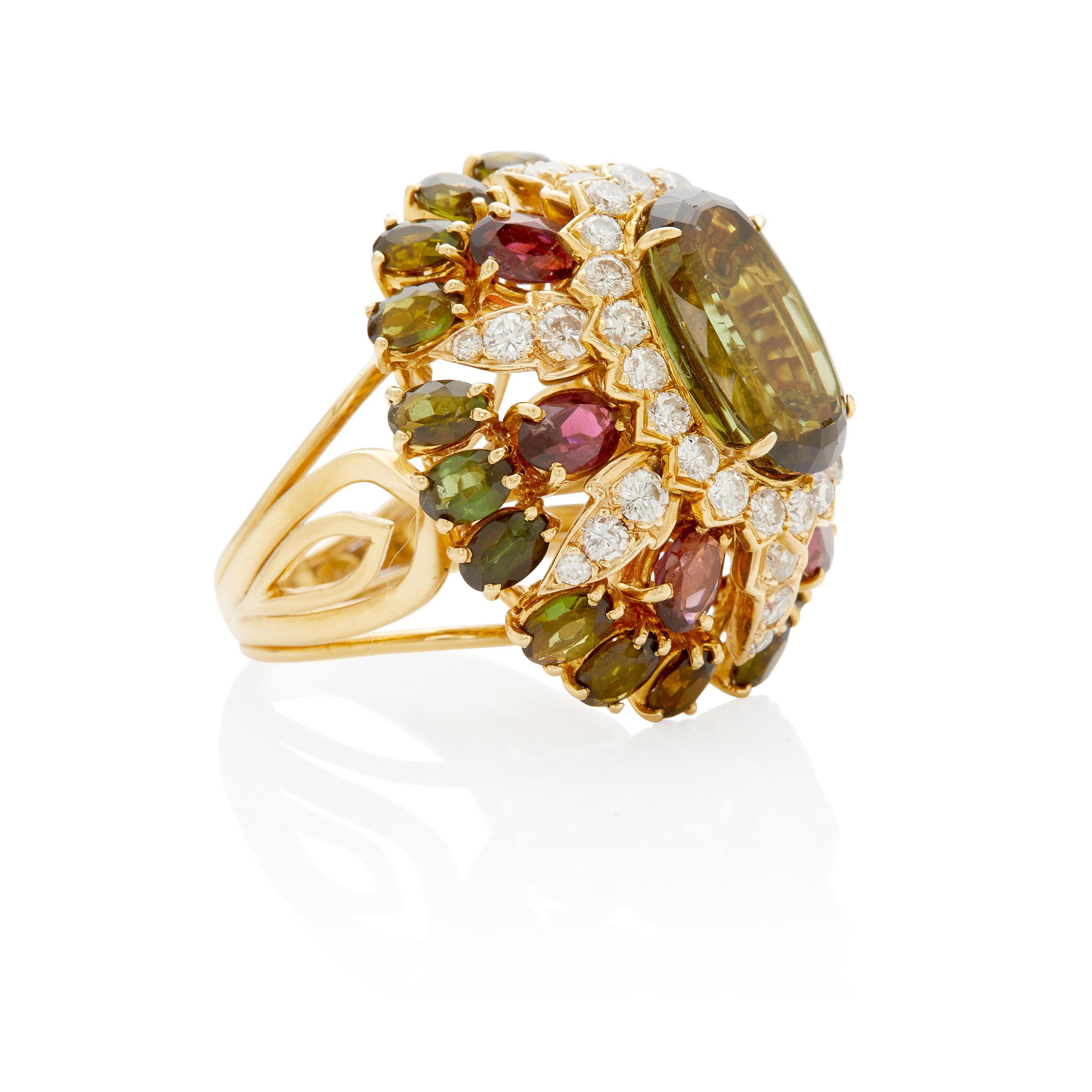 18k Gold & 8.75ct Peridot Ring w/ 5.60ct Tourmaline & 1.90ct Diamond. Size 8.25 In Good Condition For Sale In Sherman Oaks, CA