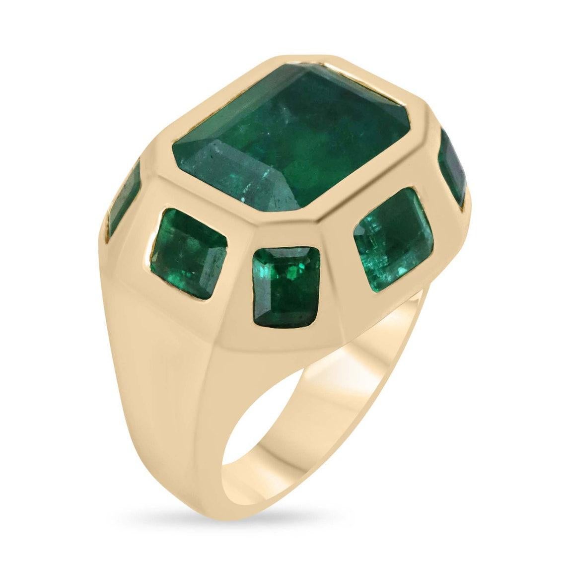 Nous vous présentons une bague extraordinaire à plusieurs émeraudes qui capture sans effort l'essence d'une beauté intemporelle. Au centre de la scène se trouve une remarquable émeraude de 6,50 carats, délicatement sertie d'est en ouest, mettant en