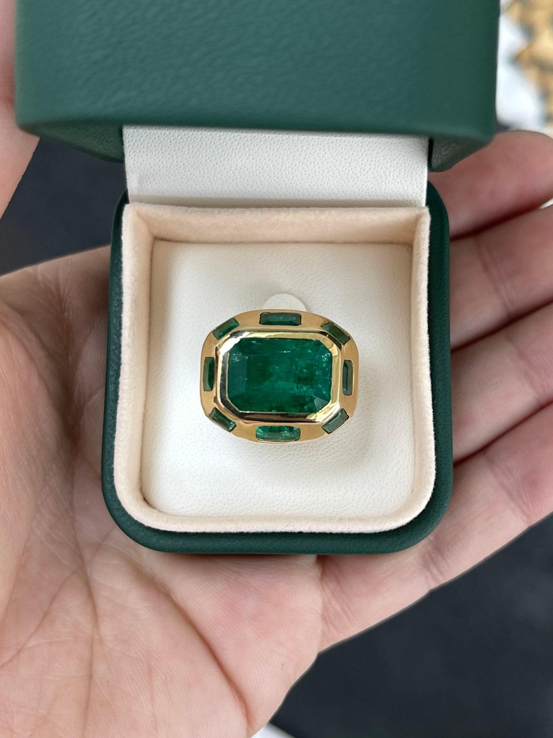 Art déco Bague fantaisie multi-émeraudes en or 18 carats 8,98 cw, sertie d'un chaton audacieux vert riche en vente