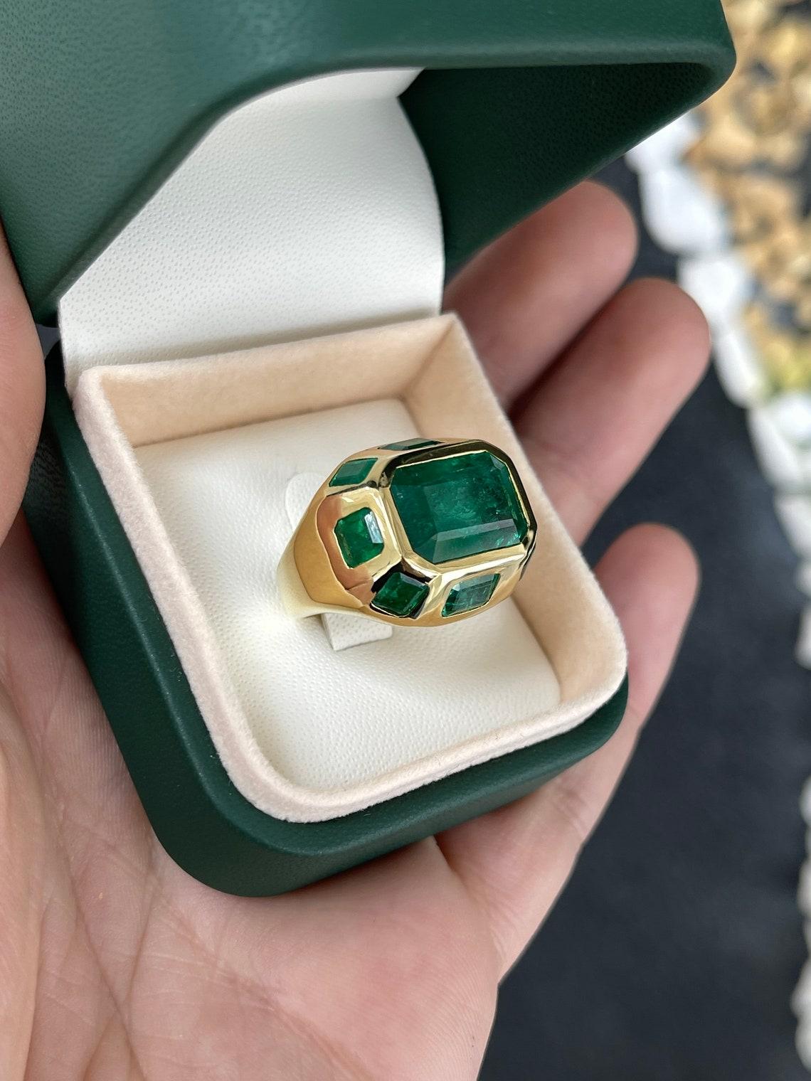 Taille émeraude Bague fantaisie multi-émeraudes en or 18 carats 8,98 cw, sertie d'un chaton audacieux vert riche en vente
