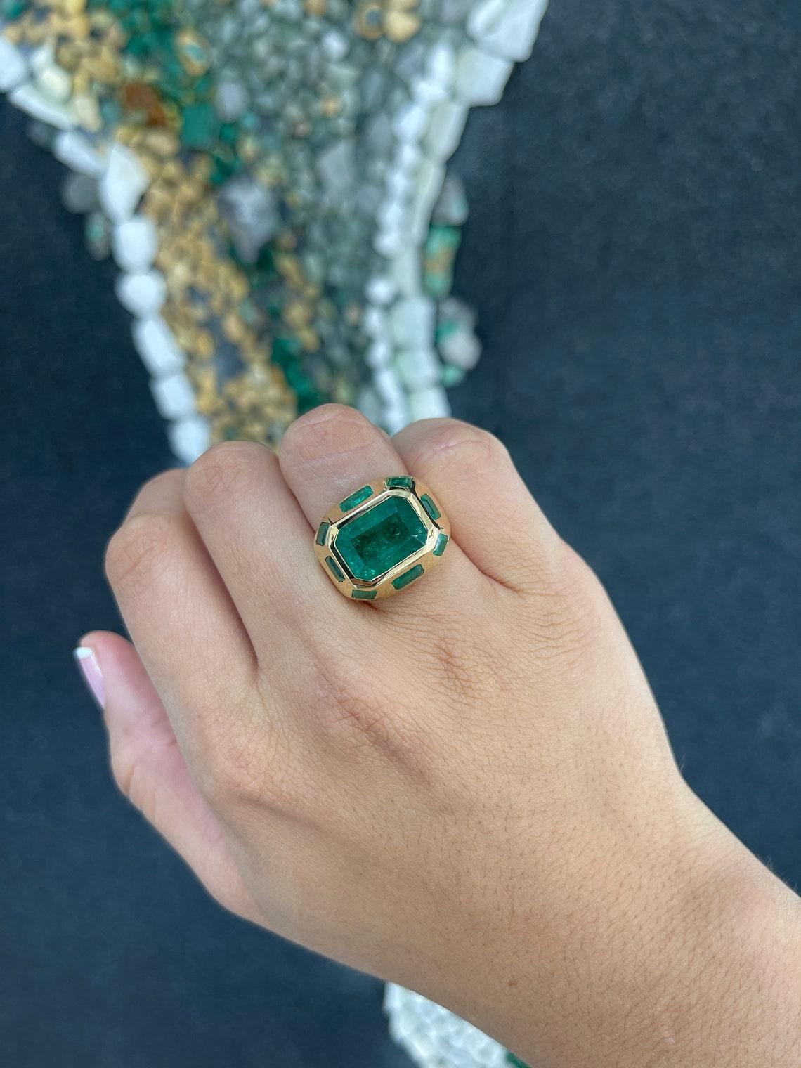 Bague fantaisie multi-émeraudes en or 18 carats 8,98 cw, sertie d'un chaton audacieux vert riche Pour femmes en vente