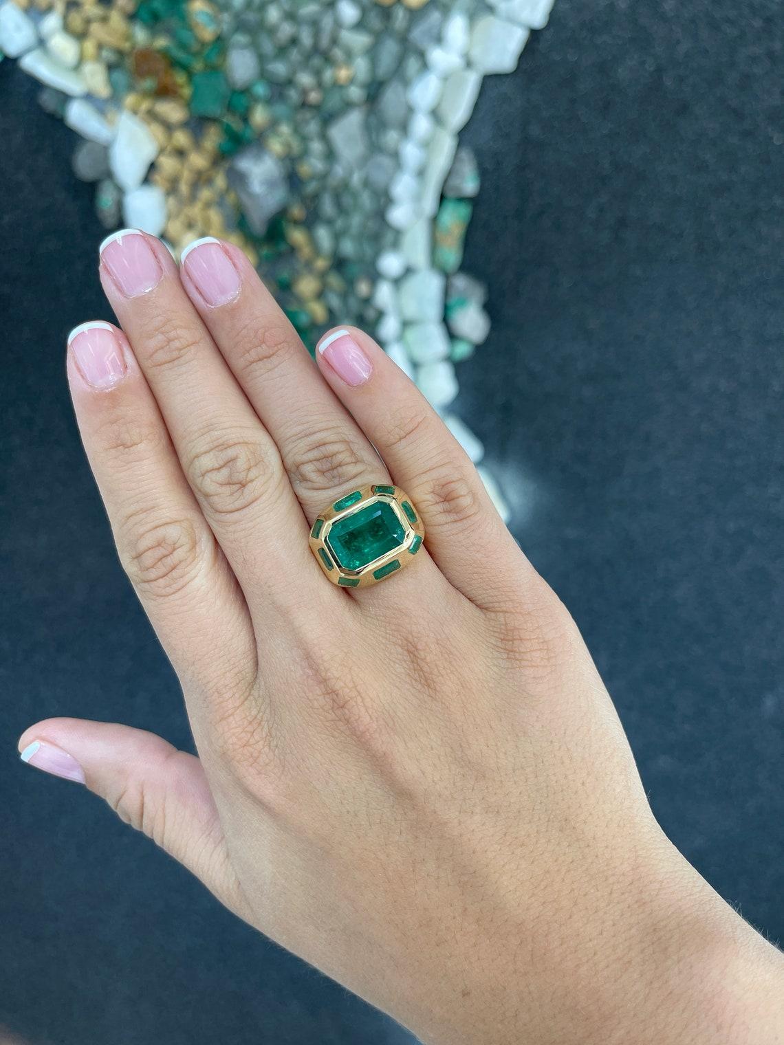 Bague fantaisie multi-émeraudes en or 18 carats 8,98 cw, sertie d'un chaton audacieux vert riche en vente 1