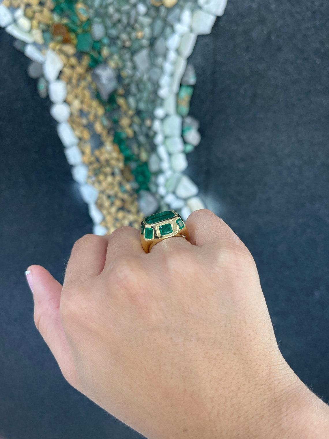 Bague fantaisie multi-émeraudes en or 18 carats 8,98 cw, sertie d'un chaton audacieux vert riche en vente 2