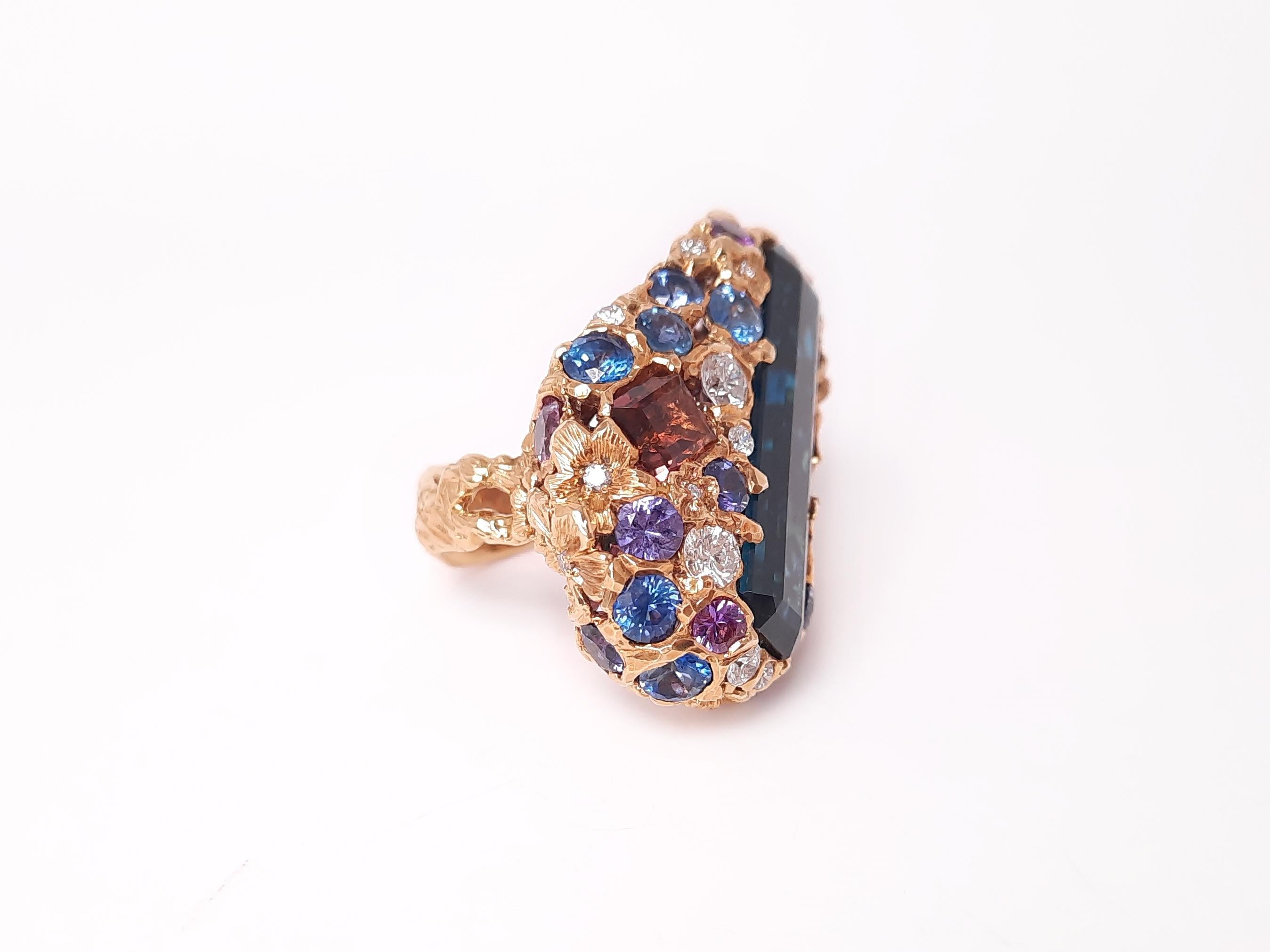MOISEIKIN Bague faite à la main en or 18 carats, tourmaline indigo 8 carats et saphir Neuf - En vente à Hong Kong, HK