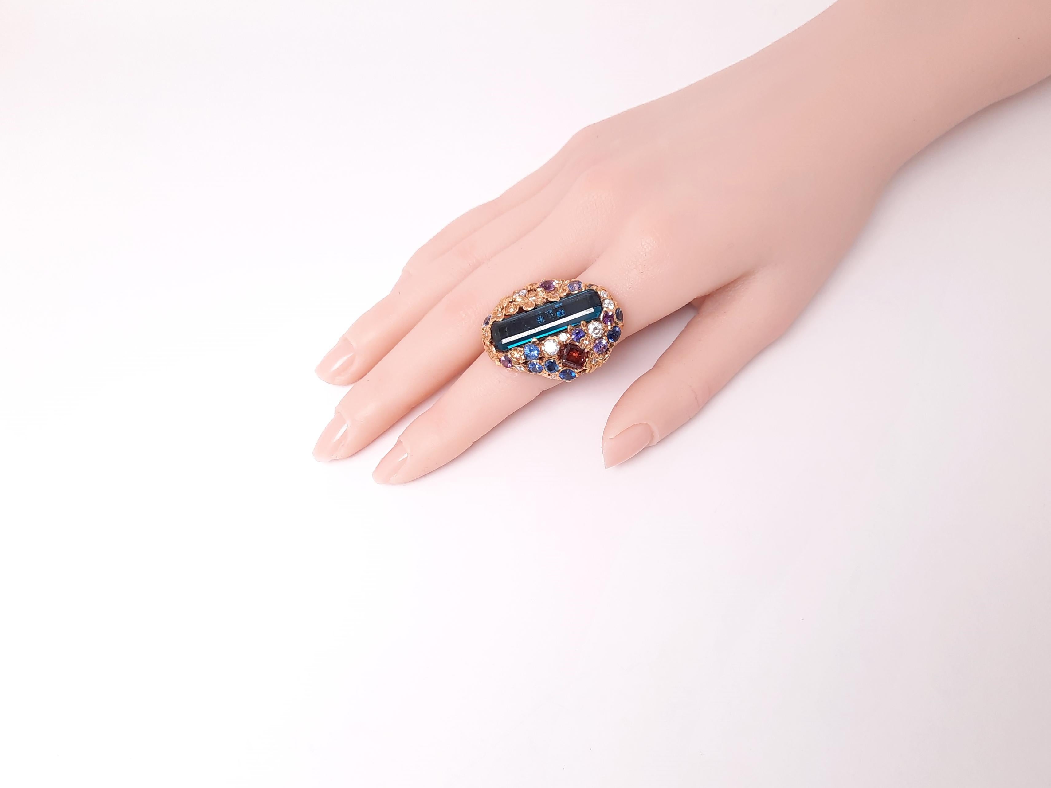 MOISEIKIN Bague faite à la main en or 18 carats, tourmaline indigo 8 carats et saphir en vente 1