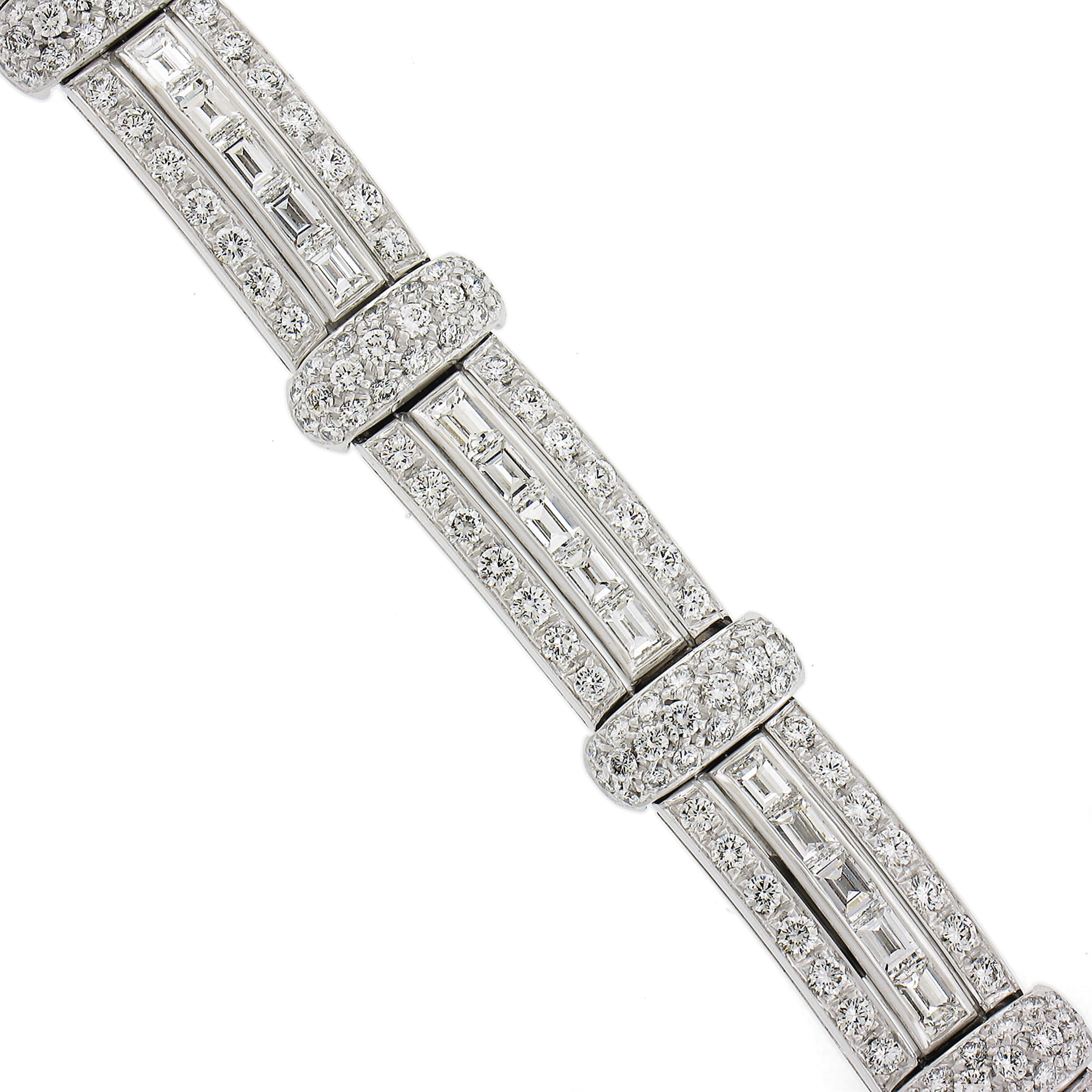 Bracelet fantaisie FIERY à larges maillons en or 18 carats avec diamants baguettes de qualité 9,13 carats Excellent état - En vente à Montclair, NJ