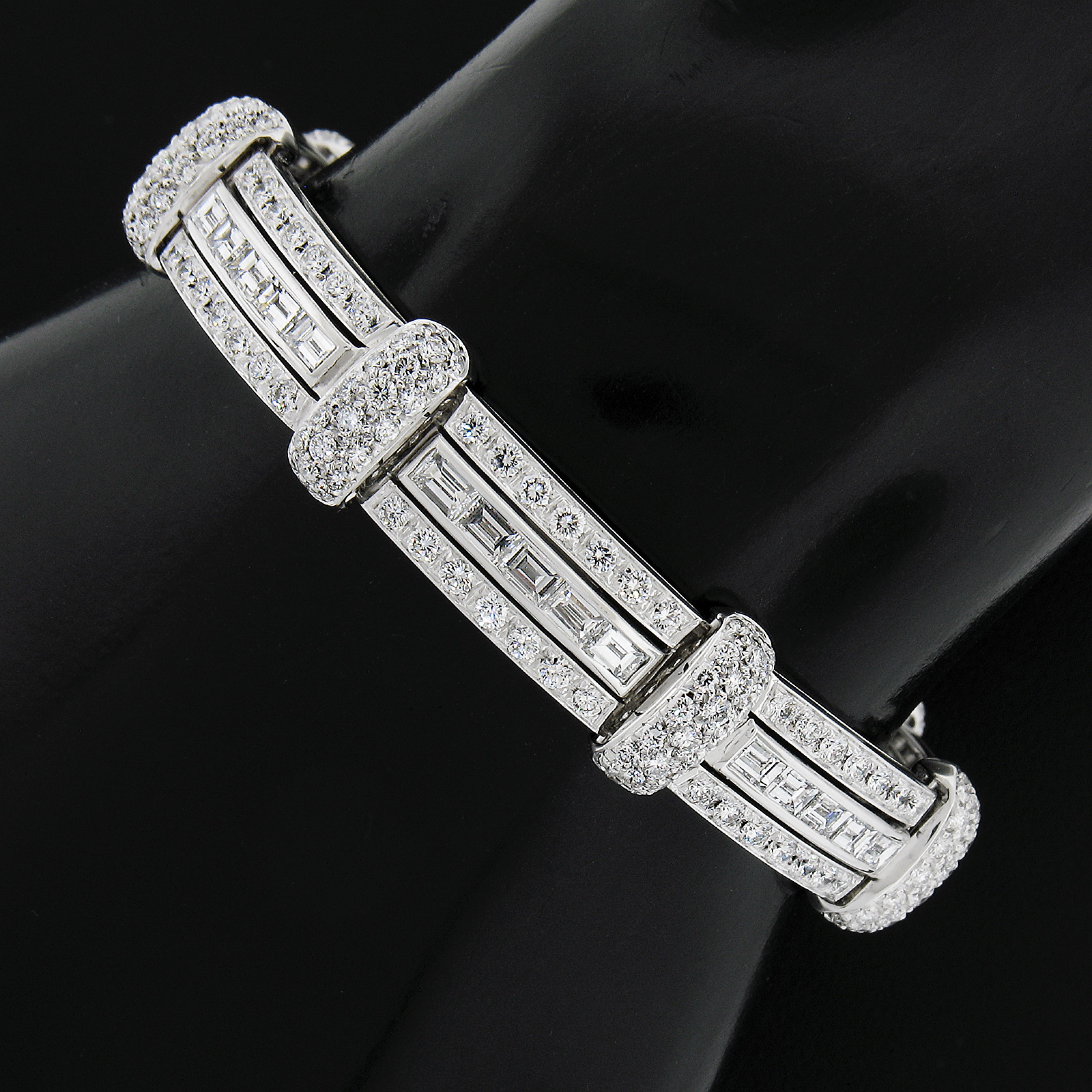 18K Gold 9.13ctw Quality FIERY Baguette Diamond Wide Link Statement Bracelet For Sale 3