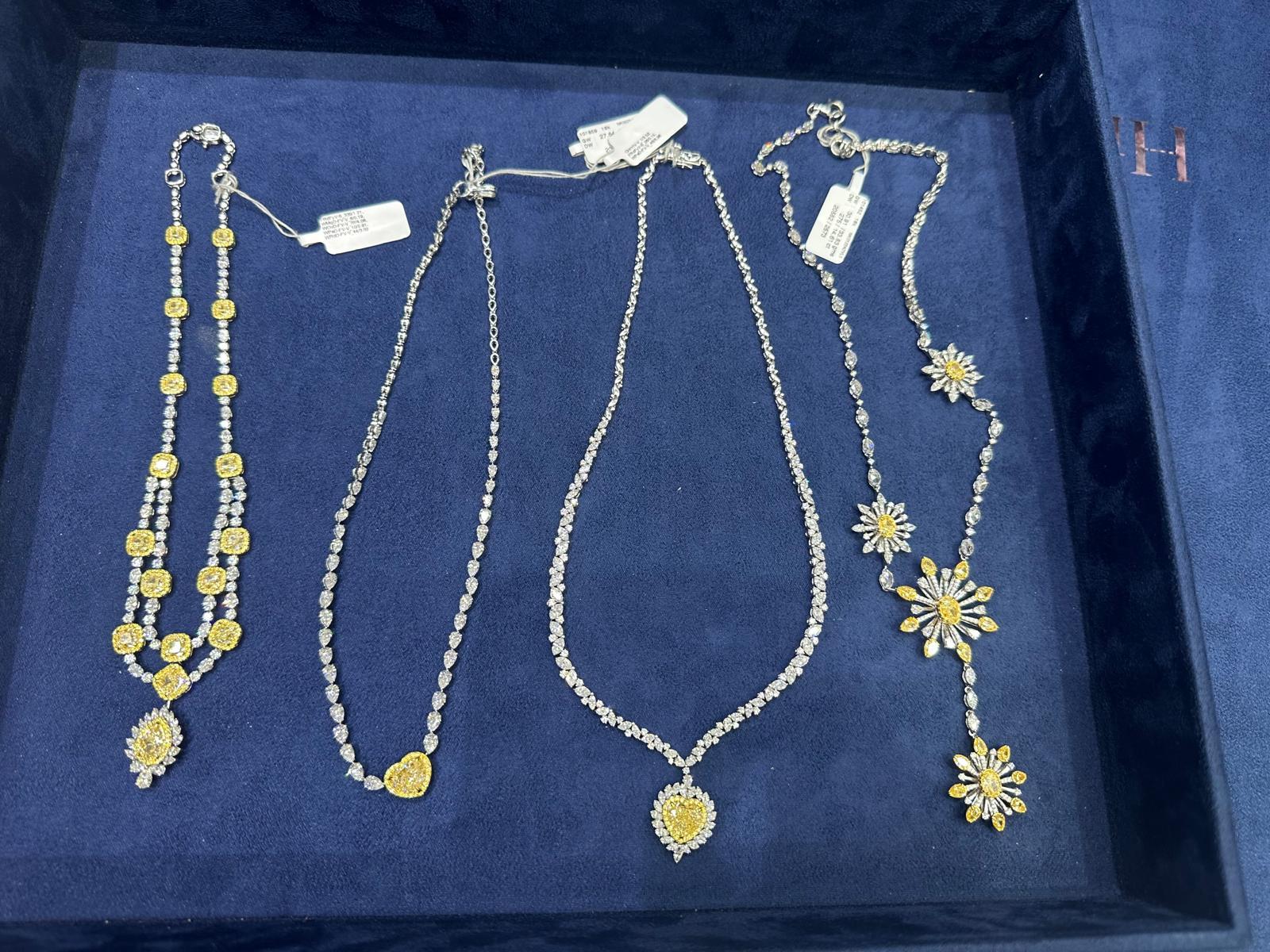 18k Gold .923 Karat Gelber Diamant Weißer Diamant-Anhänger Halskette im Angebot 3