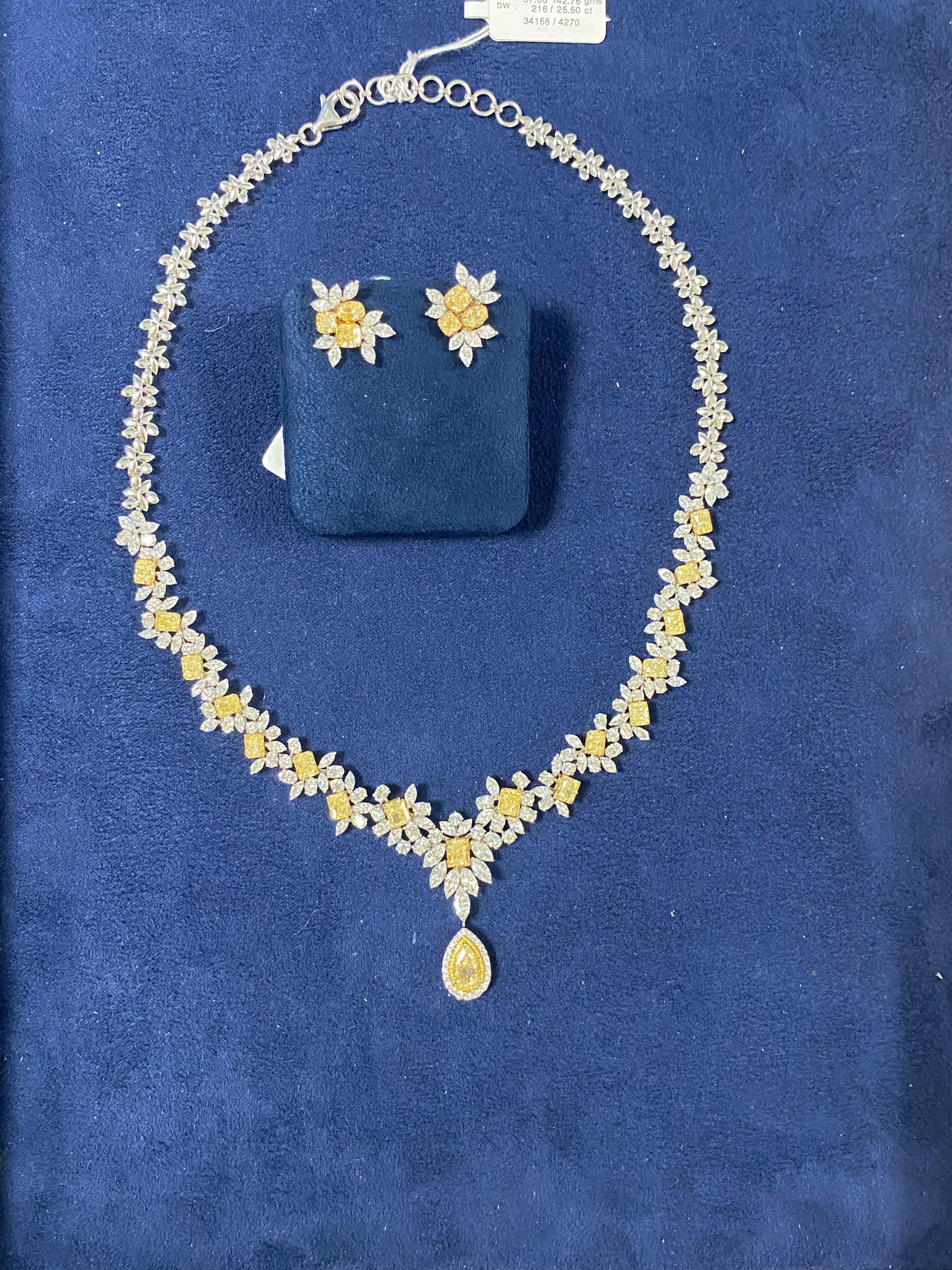 18k Gold .923 Karat Gelber Diamant Weißer Diamant-Anhänger Halskette im Angebot 4