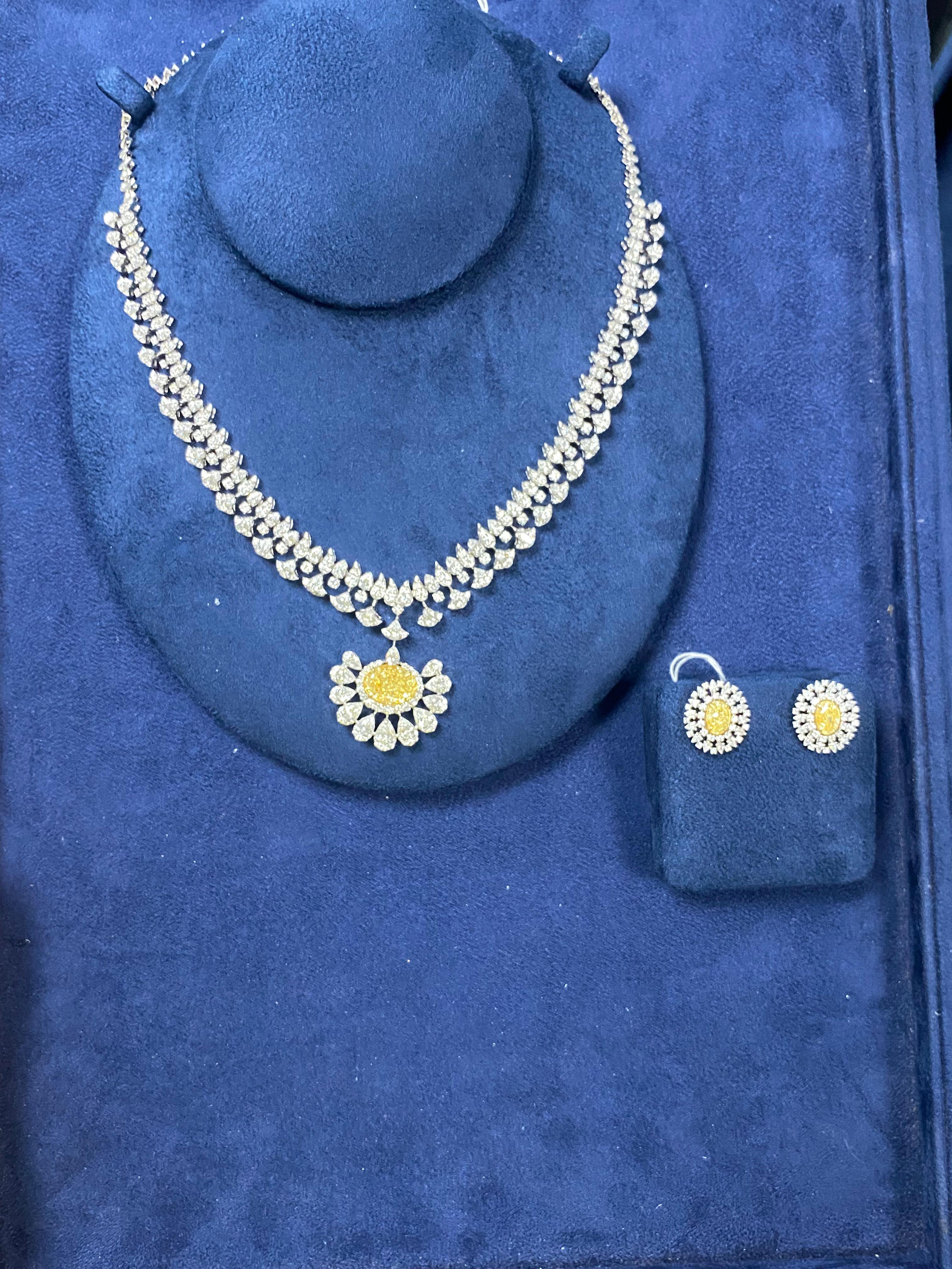 18k Gold .923 Karat Gelber Diamant Weißer Diamant-Anhänger Halskette im Angebot 5