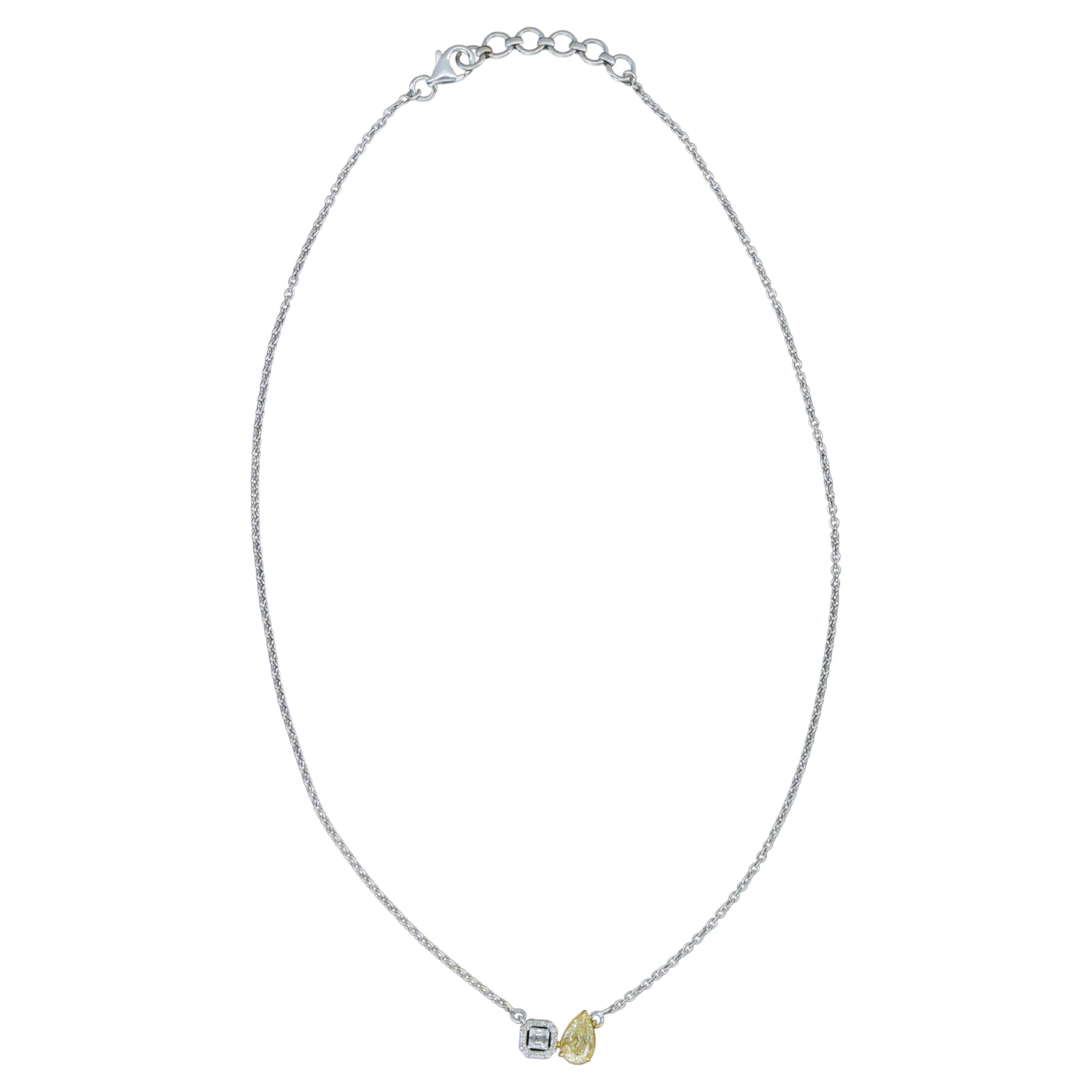 18k Gold .923 Karat Gelber Diamant Weißer Diamant-Anhänger Halskette im Angebot