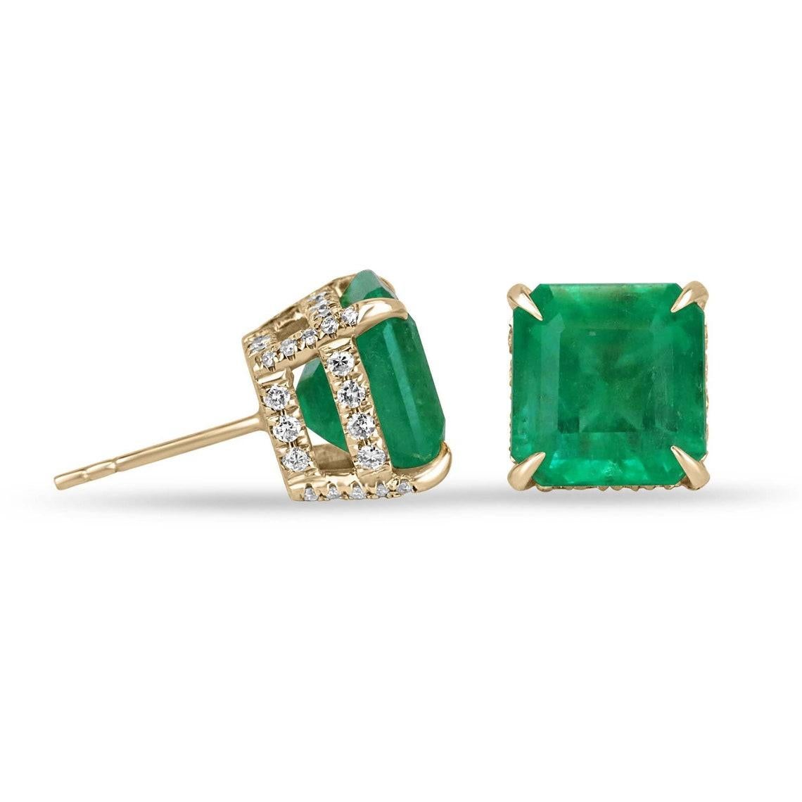 Offrez-vous le luxe avec ces boucles d'oreilles en émeraude et diamant, mettant en valeur deux remarquables émeraudes colombiennes taillées en Asscher, d'une qualité exceptionnelle et d'une taille impressionnante. D'un poids total de 8,48 carats,