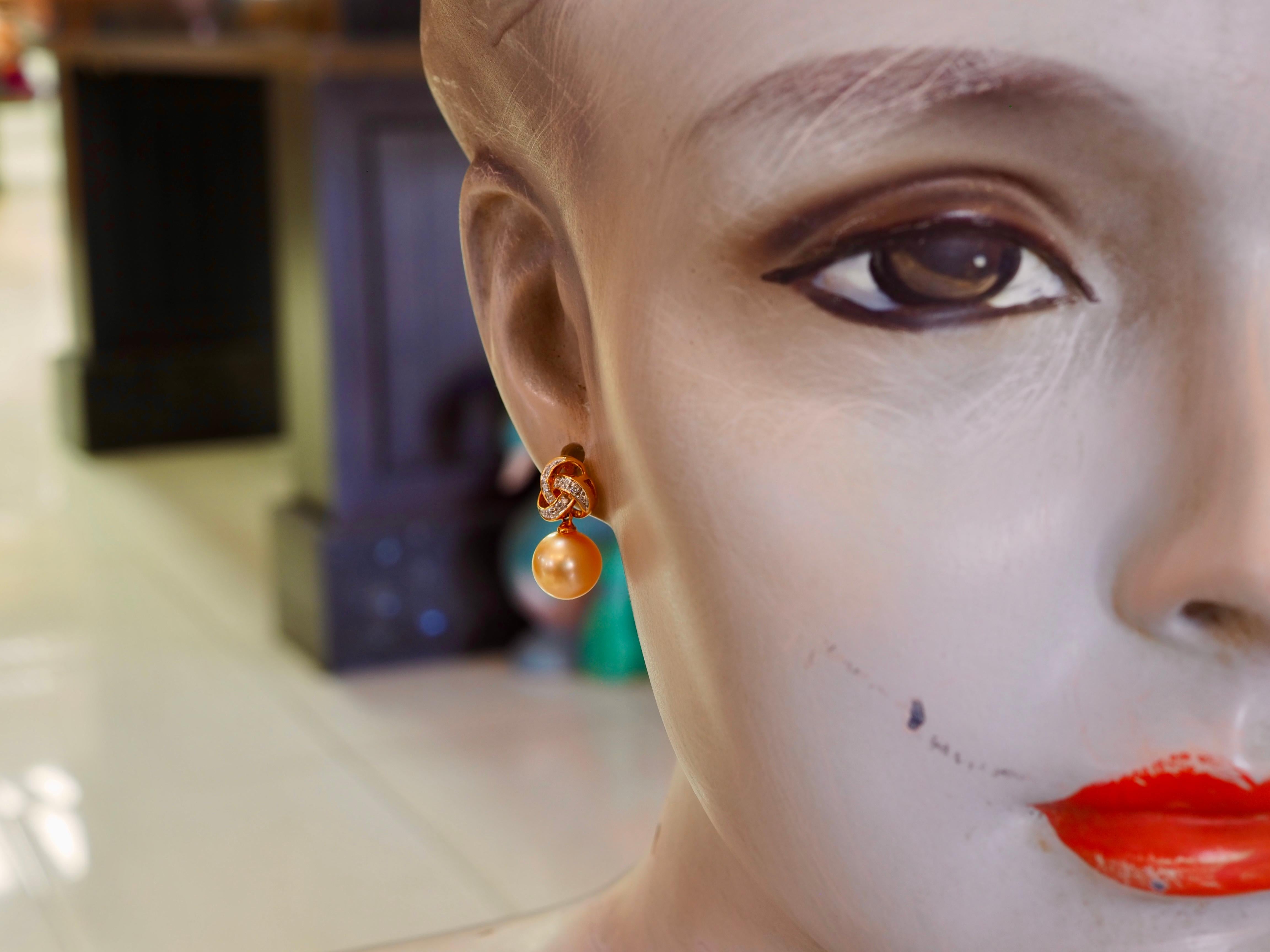 Boucles d'oreilles en or 18 carats perle des mers du sud de 9,8 mm et diamant de 0,15 carats en vente 5