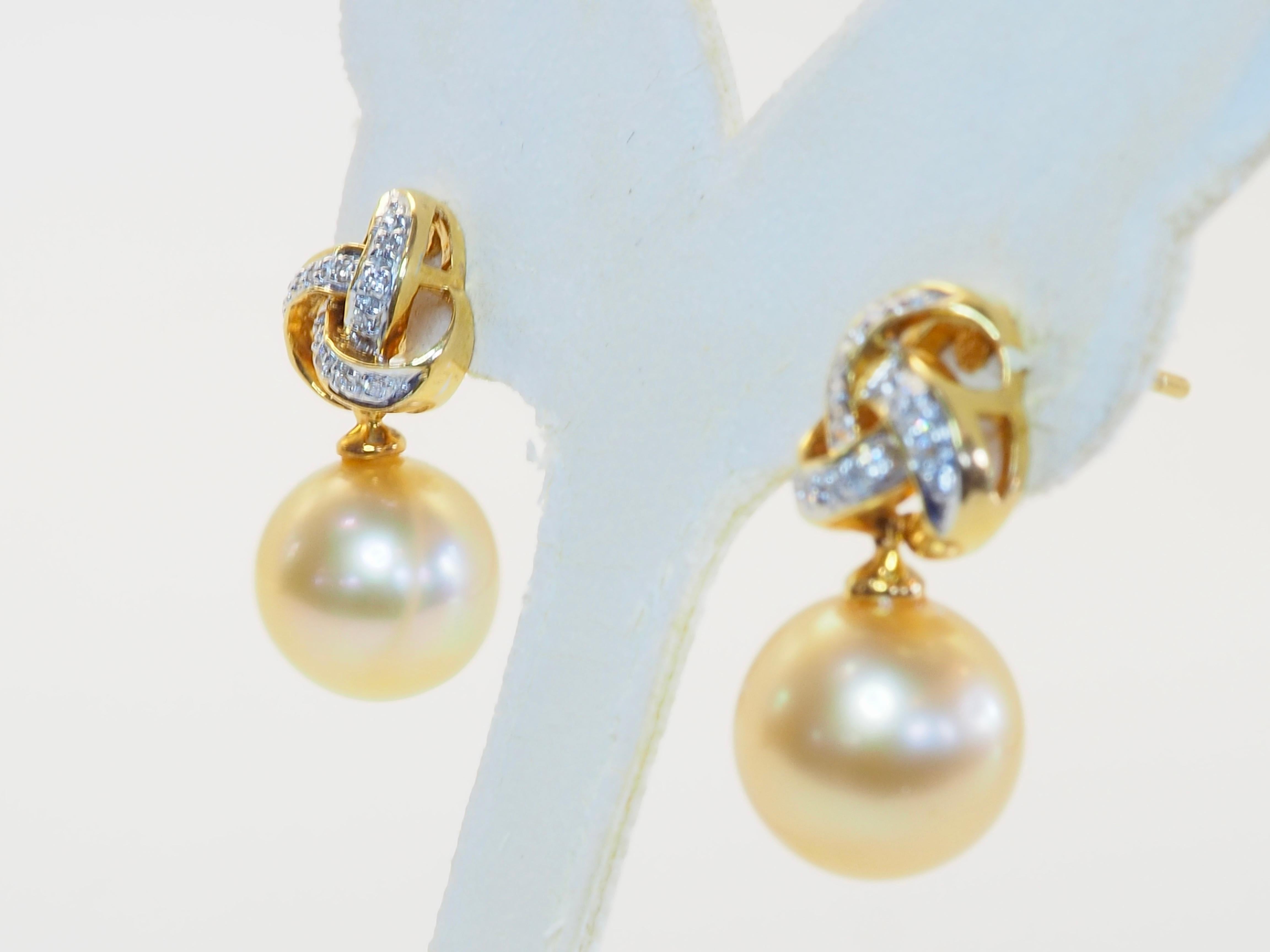 Exquises boucles d'oreilles en or 18 carats, mettant en valeur la rare beauté des perles dorées des mers du Sud de 9,8 mm. Réputées pour leur éclat naturel et leur teinte chaude et ensoleillée, chaque perle est gracieusement suspendue à un motif de