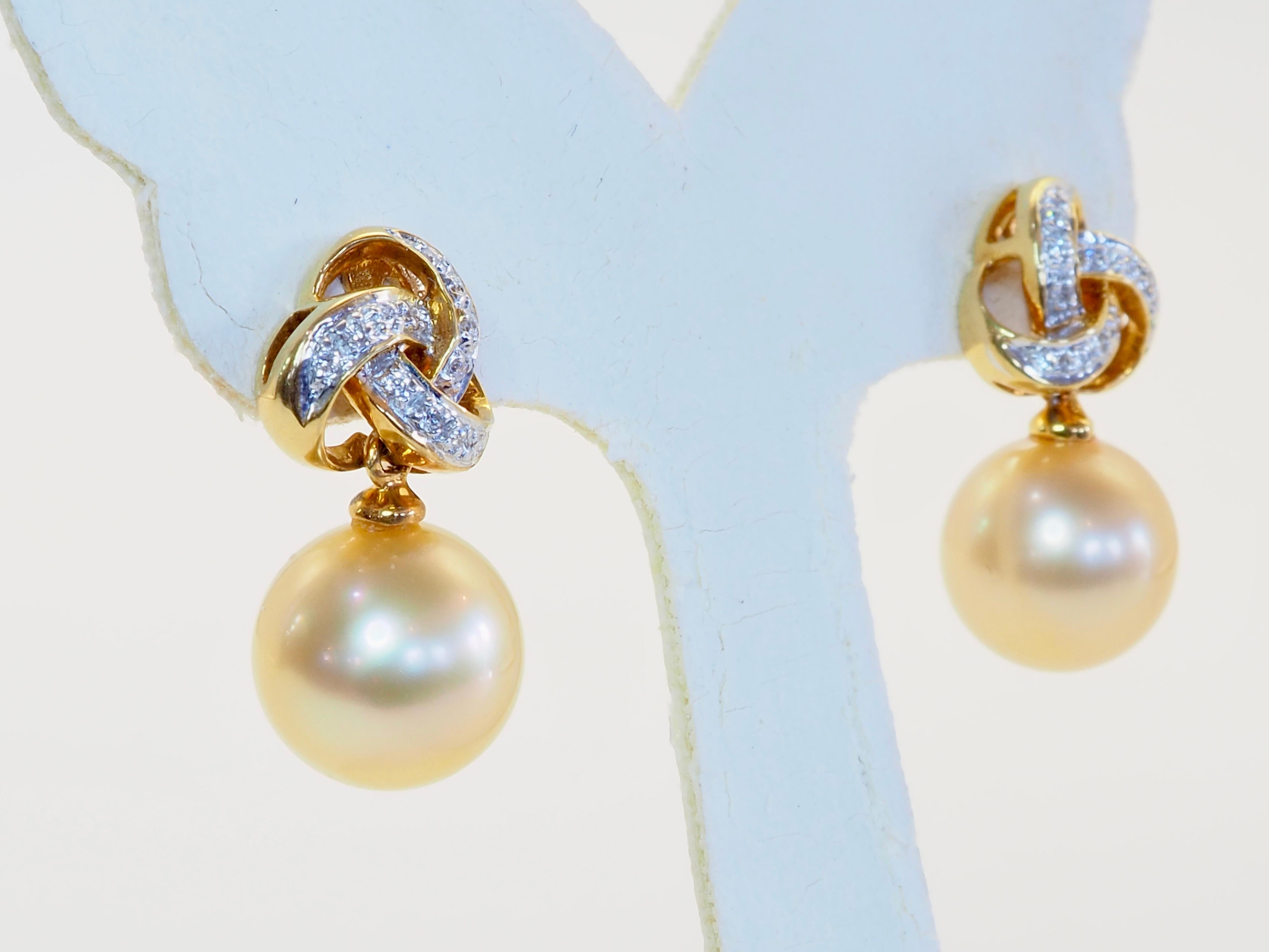 Perle Boucles d'oreilles en or 18 carats perle des mers du sud de 9,8 mm et diamant de 0,15 carats en vente