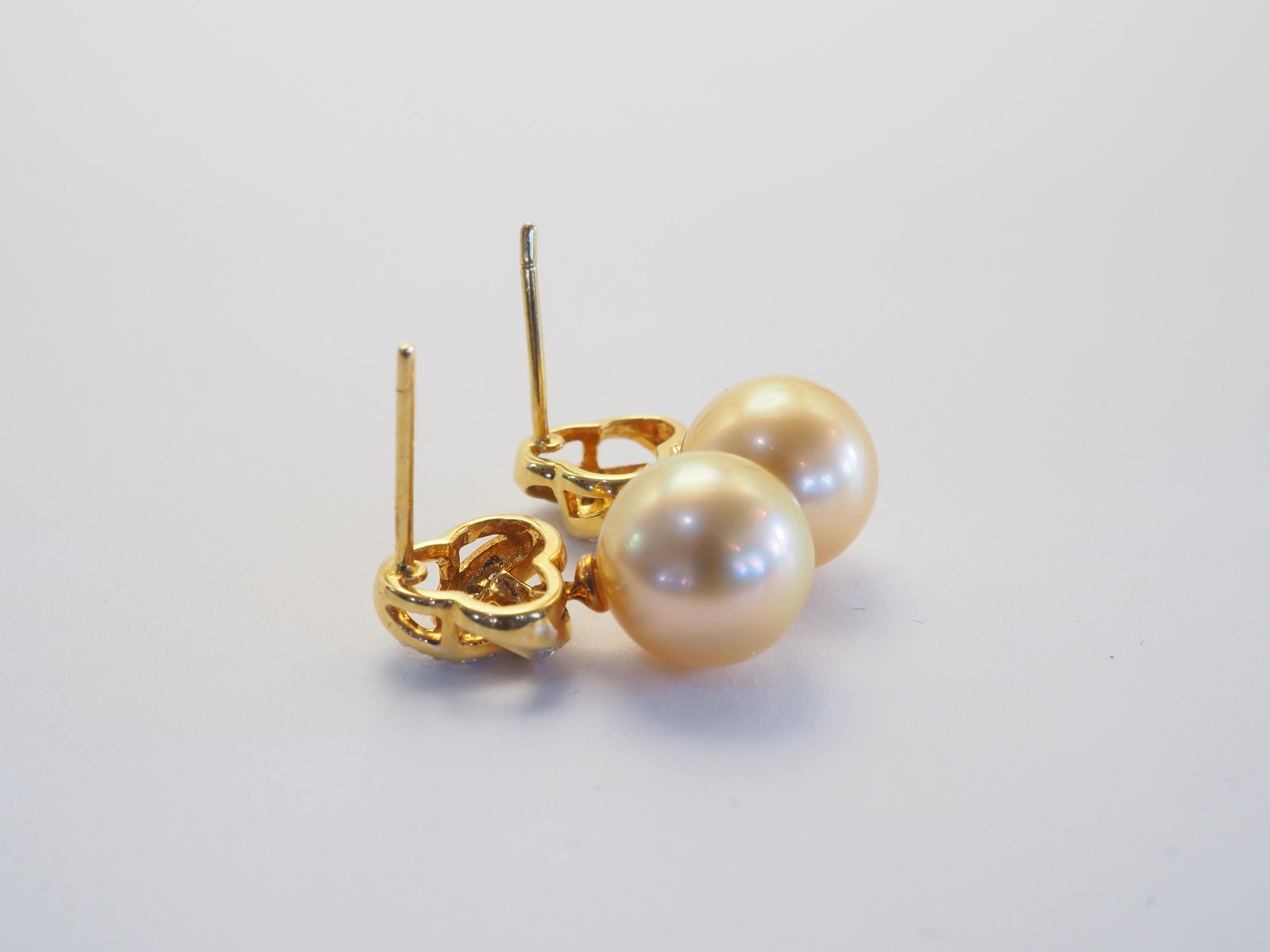 Boucles d'oreilles en or 18 carats perle des mers du sud de 9,8 mm et diamant de 0,15 carats en vente 1