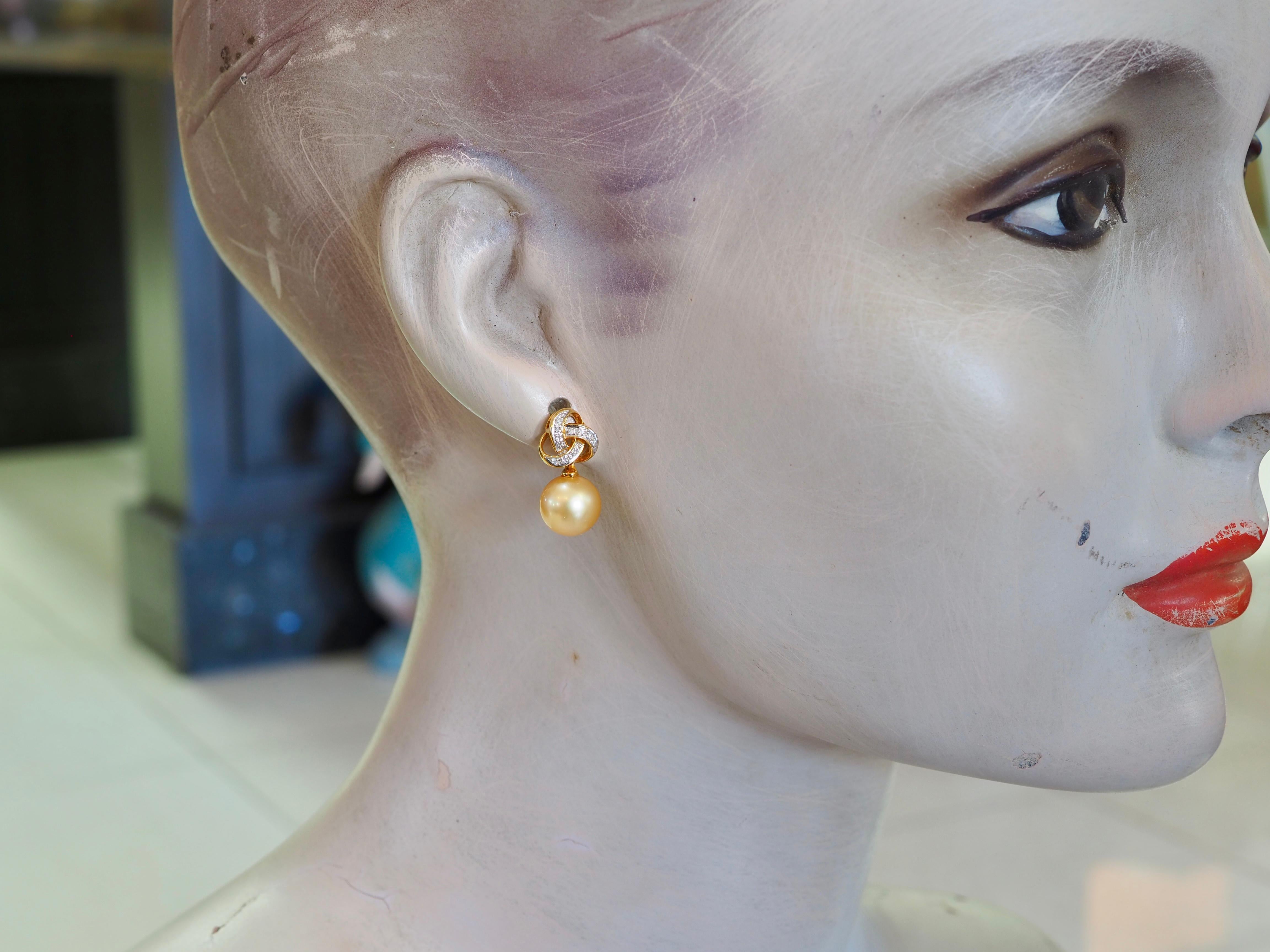 Boucles d'oreilles en or 18 carats perle des mers du sud de 9,8 mm et diamant de 0,15 carats en vente 2