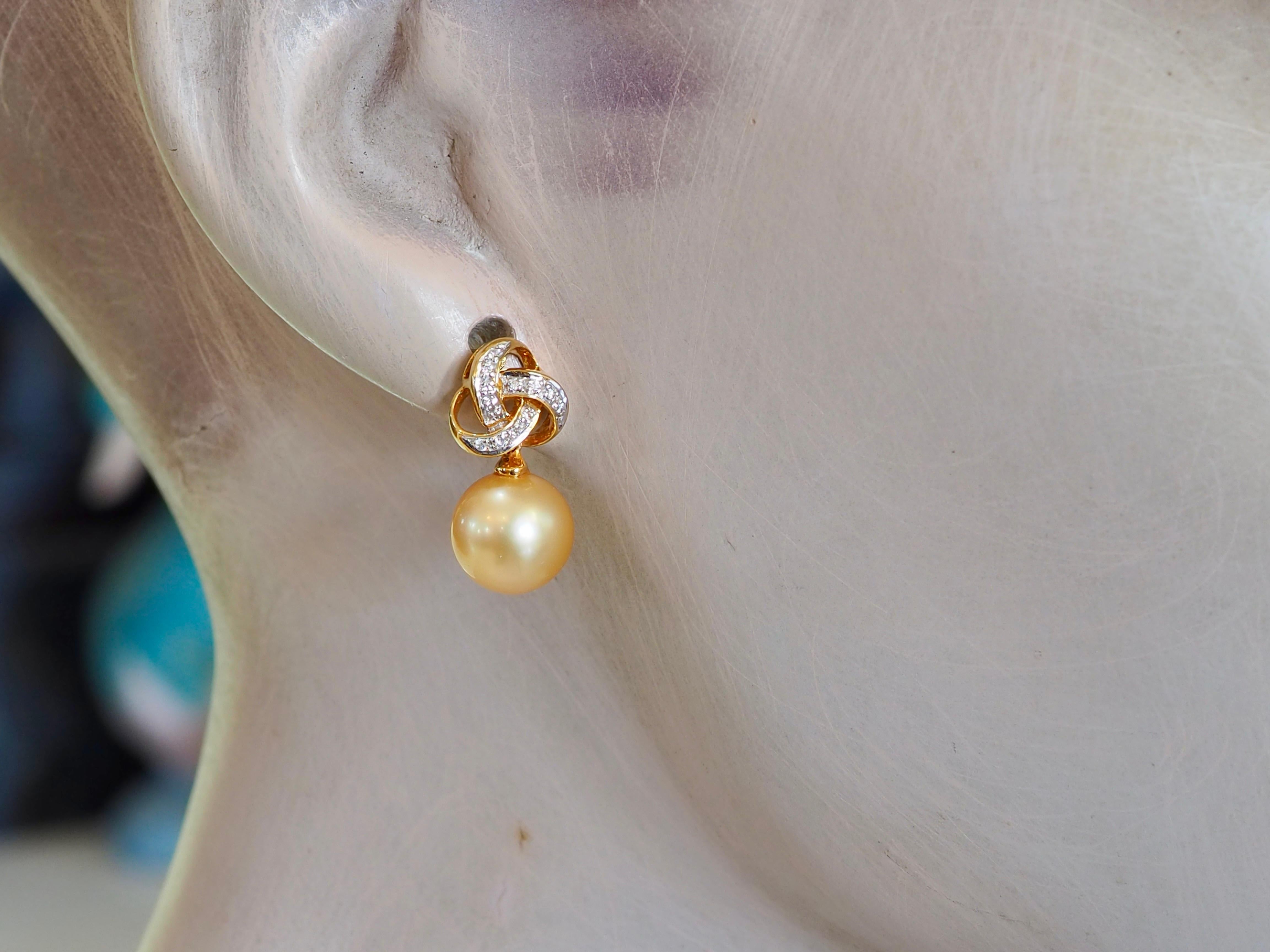 Boucles d'oreilles en or 18 carats perle des mers du sud de 9,8 mm et diamant de 0,15 carats en vente 3