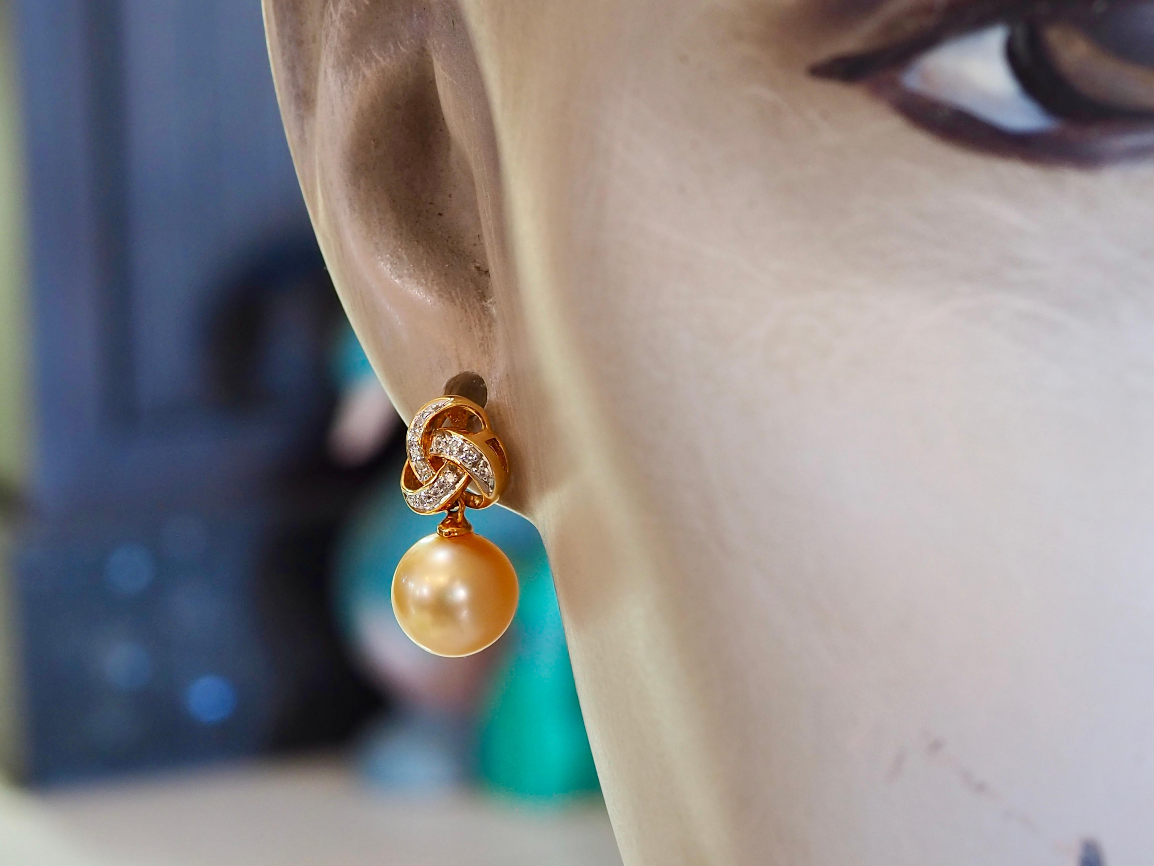 Boucles d'oreilles en or 18 carats perle des mers du sud de 9,8 mm et diamant de 0,15 carats en vente 4