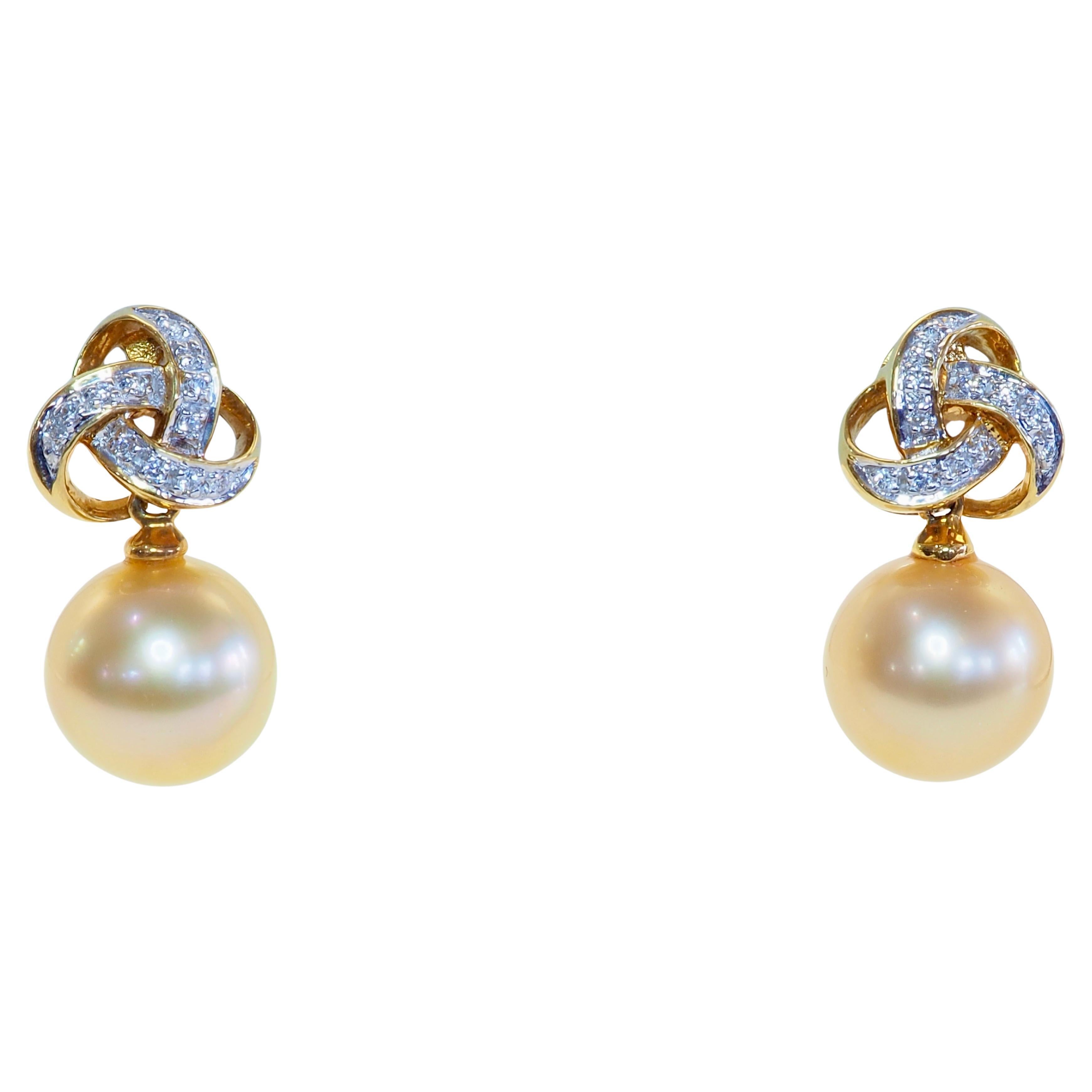 Boucles d'oreilles en or 18 carats perle des mers du sud de 9,8 mm et diamant de 0,15 carats en vente
