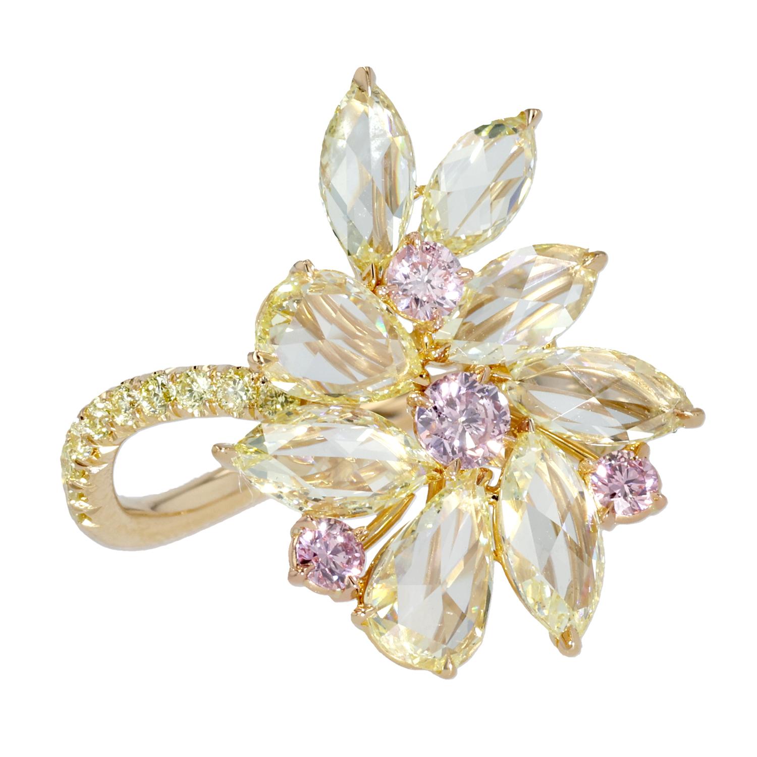 Entra en un reino de encantadora belleza con este fascinante Anillo Floral Abstracto, una impresionante creación del estimado diseñador J. Fine. Esta pieza muestra una ingeniosa disposición de diamantes talla rosa amarillo fantasía, con un total de