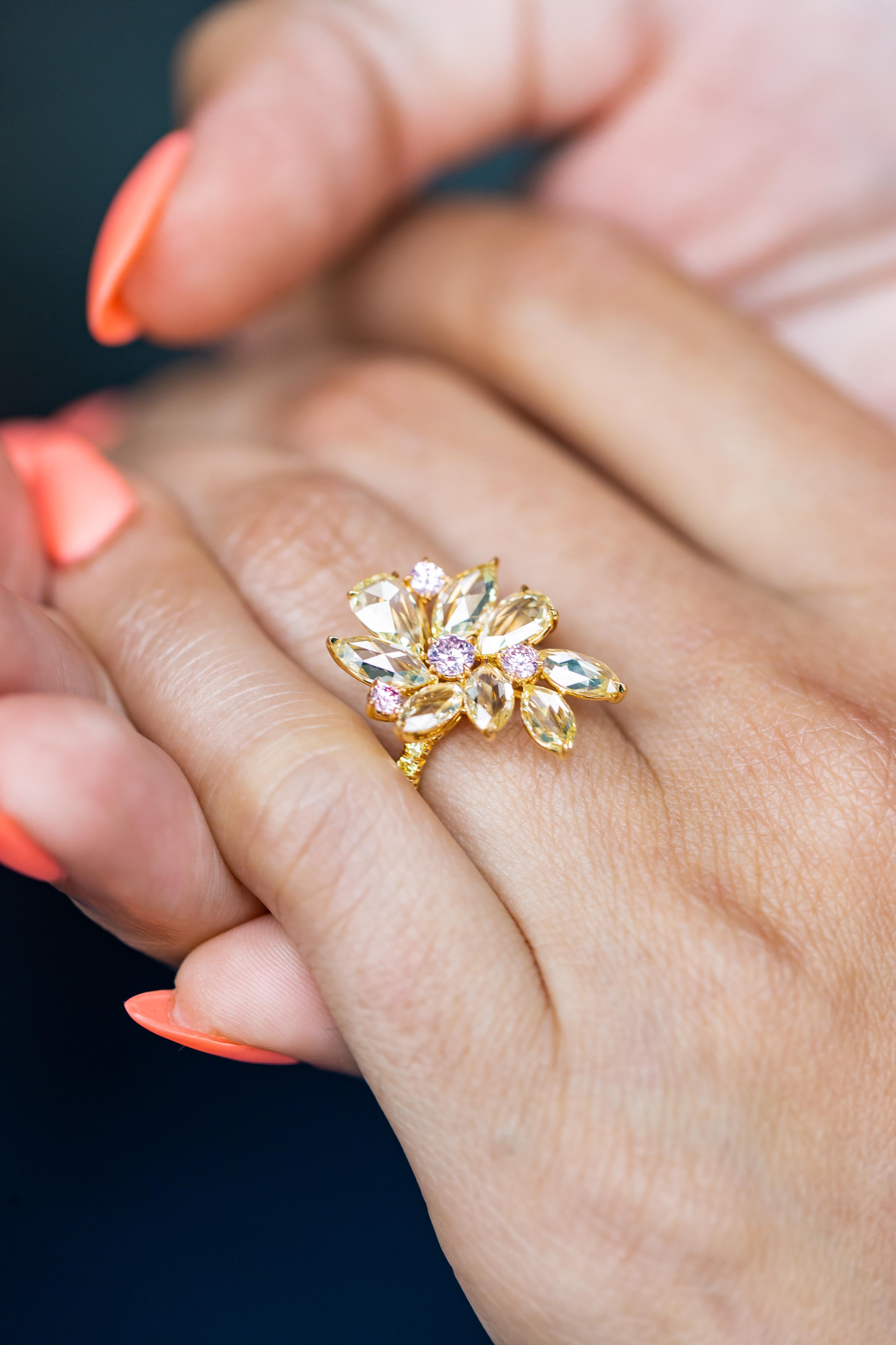Anillo Floral Abstracto de Oro de 18 K con Diamantes Amarillos y Rosa Argyle de J. Fine Moderno en venta