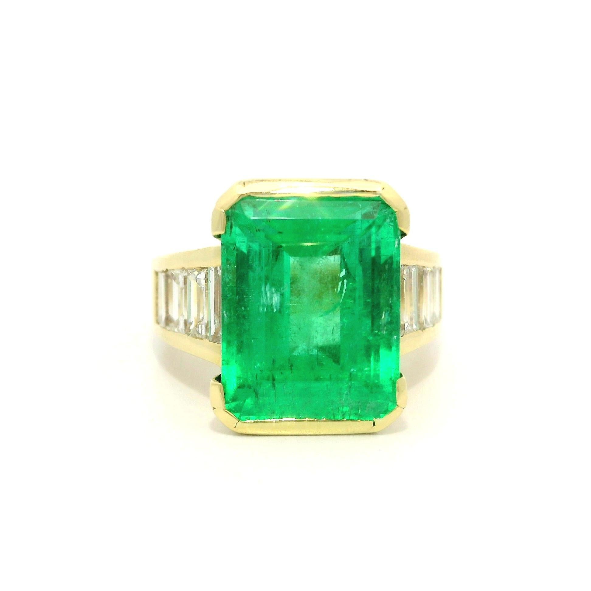 18k Gold AGL 10.6ctw Green Colombian Emerald Baguette Diamond Statement Ring For Sale 5