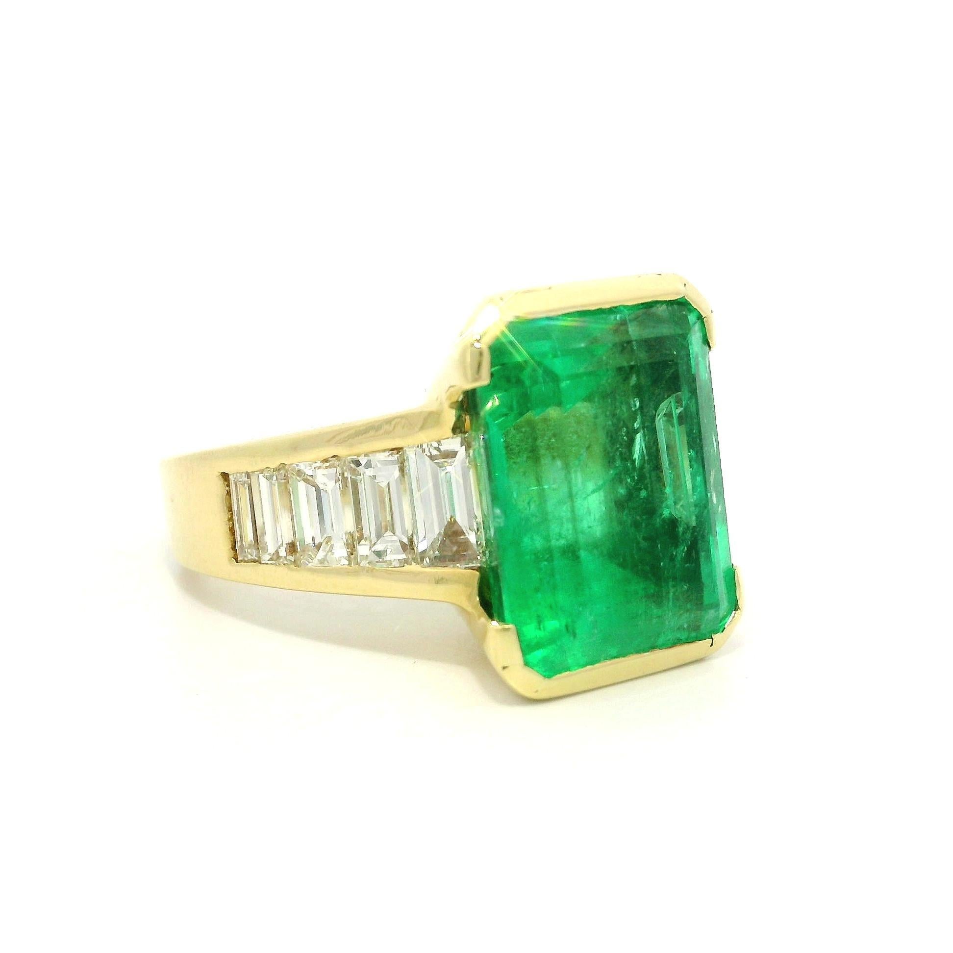 18k Gold AGL 10.6ctw Green Colombian Emerald Baguette Diamond Statement Ring For Sale 6