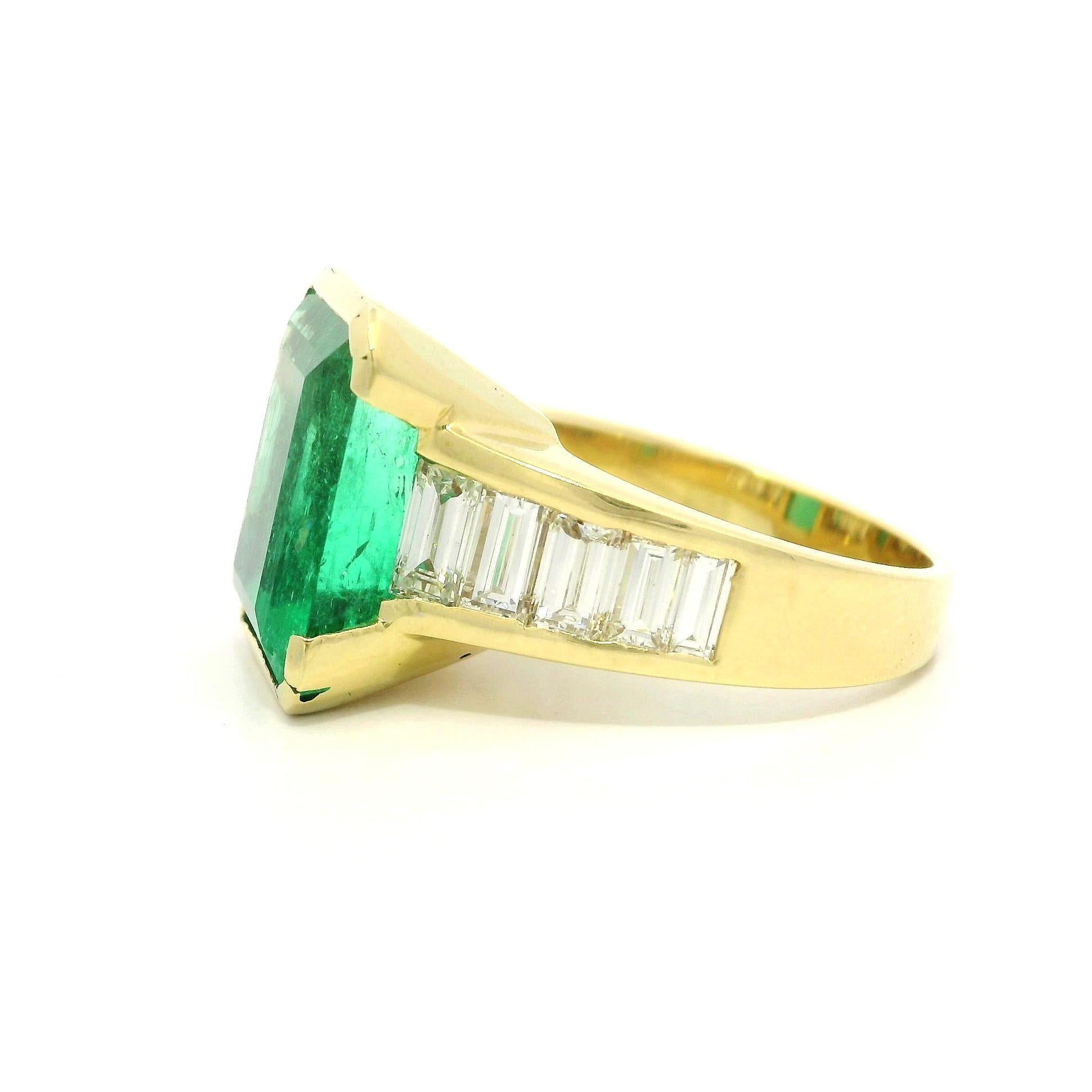 18k Gold AGL 10.6ctw Green Colombian Emerald Baguette Diamond Statement Ring For Sale 7