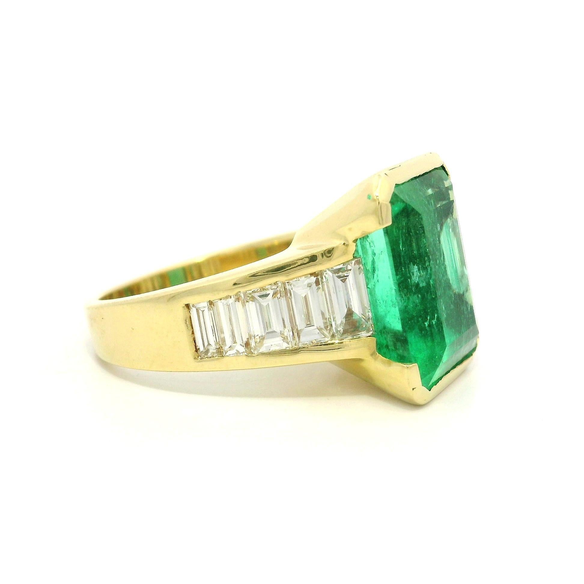 18k Gold AGL 10.6ctw Green Colombian Emerald Baguette Diamond Statement Ring For Sale 8
