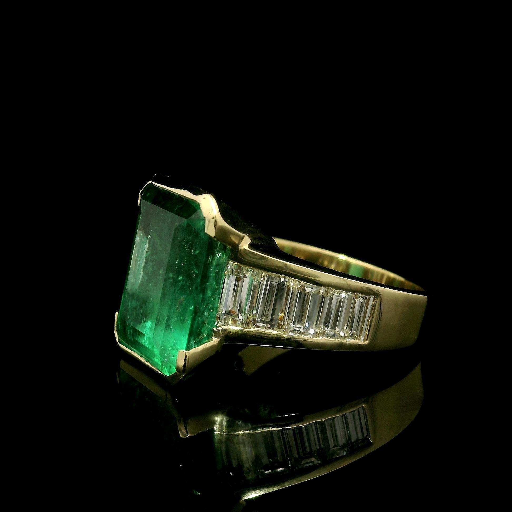 Emerald Cut 18k Gold AGL 10.6ctw Green Colombian Emerald Baguette Diamond Statement Ring For Sale