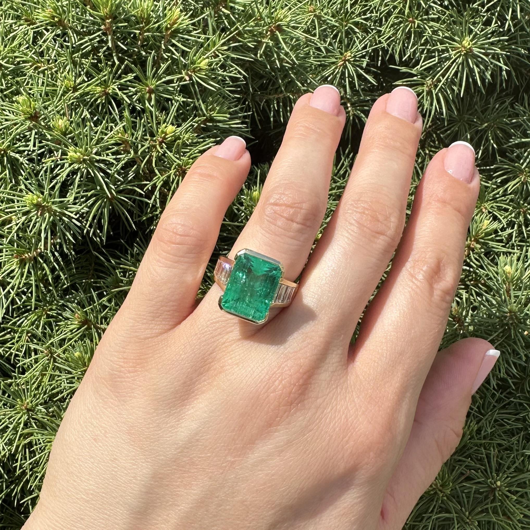 18k Gold AGL 10.6ctw Green Colombian Emerald Baguette Diamond Statement Ring For Sale 3