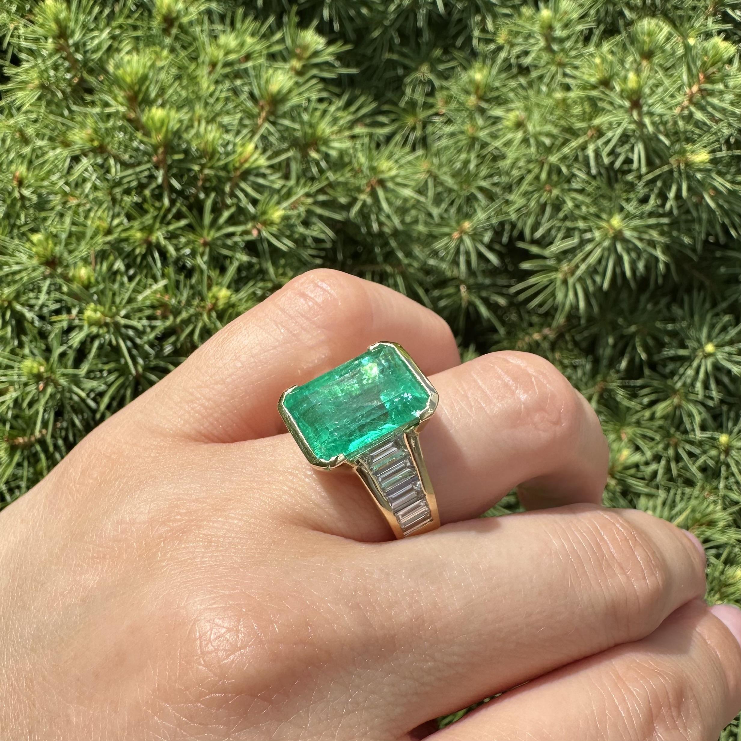 18k Gold AGL 10.6ctw Green Colombian Emerald Baguette Diamond Statement Ring For Sale 4