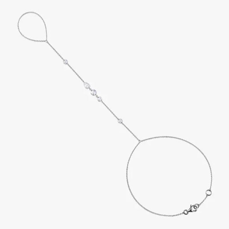Exquisitamente elaborada, esta cadena de mano de oro de 14 quilates incorpora diamantes naturales que brillan con cada movimiento. Fusión perfecta de elegancia y estilo moderno, esta lujosa pieza añade un toque de brillo a tu look.

Información