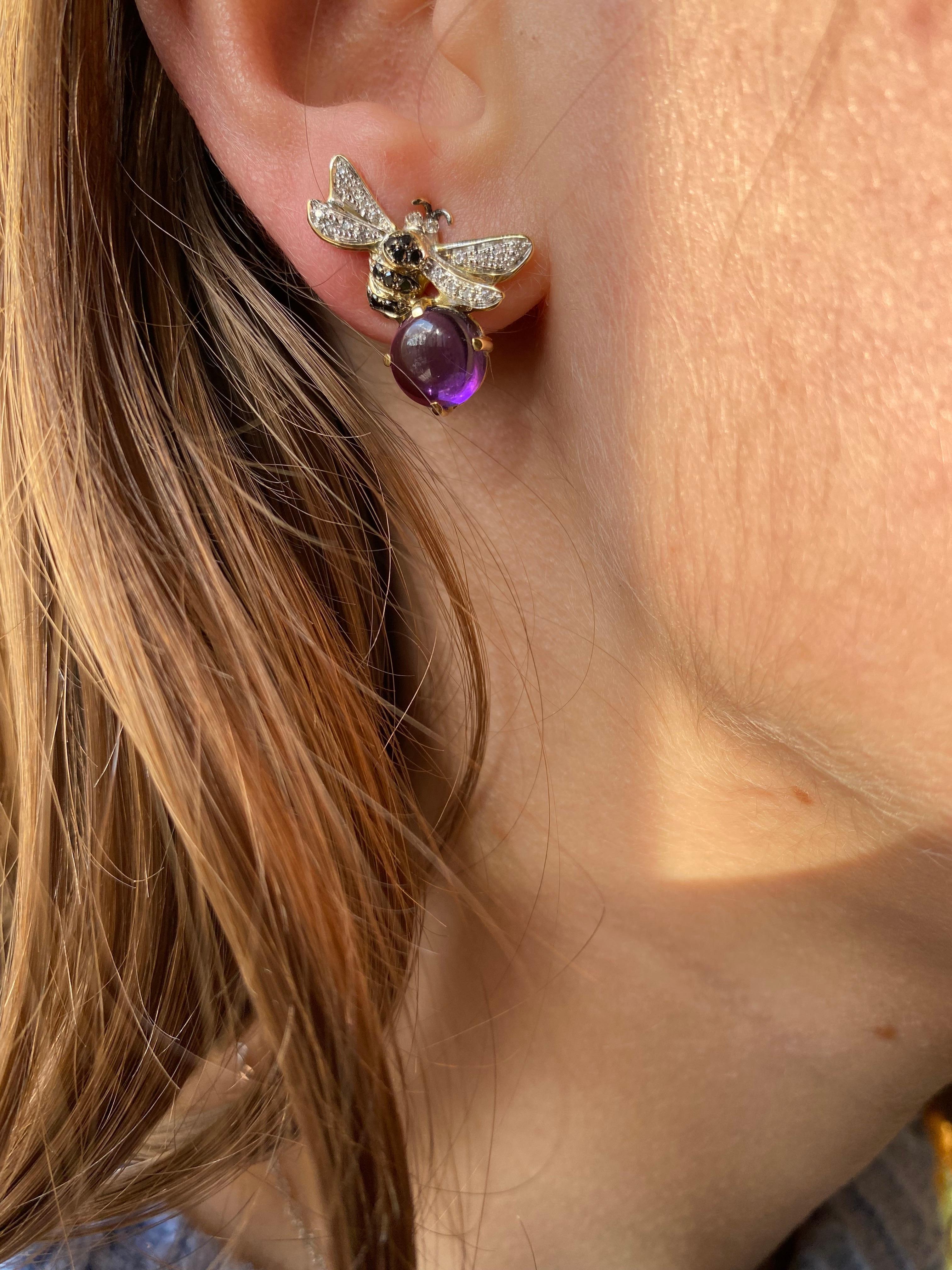 Rossella Ugolini Bees Collection, beautiful pair of Bees Stud Earrings handcrafted in 18 Karats Yellow Gold and adorned with a luminous violet Amethyst, White and black Diamonds.  
Dimensions: 0.78 in. (2 cm) x 0.78 in. (2 cm) x 0.23 in. (0.6 mm) .