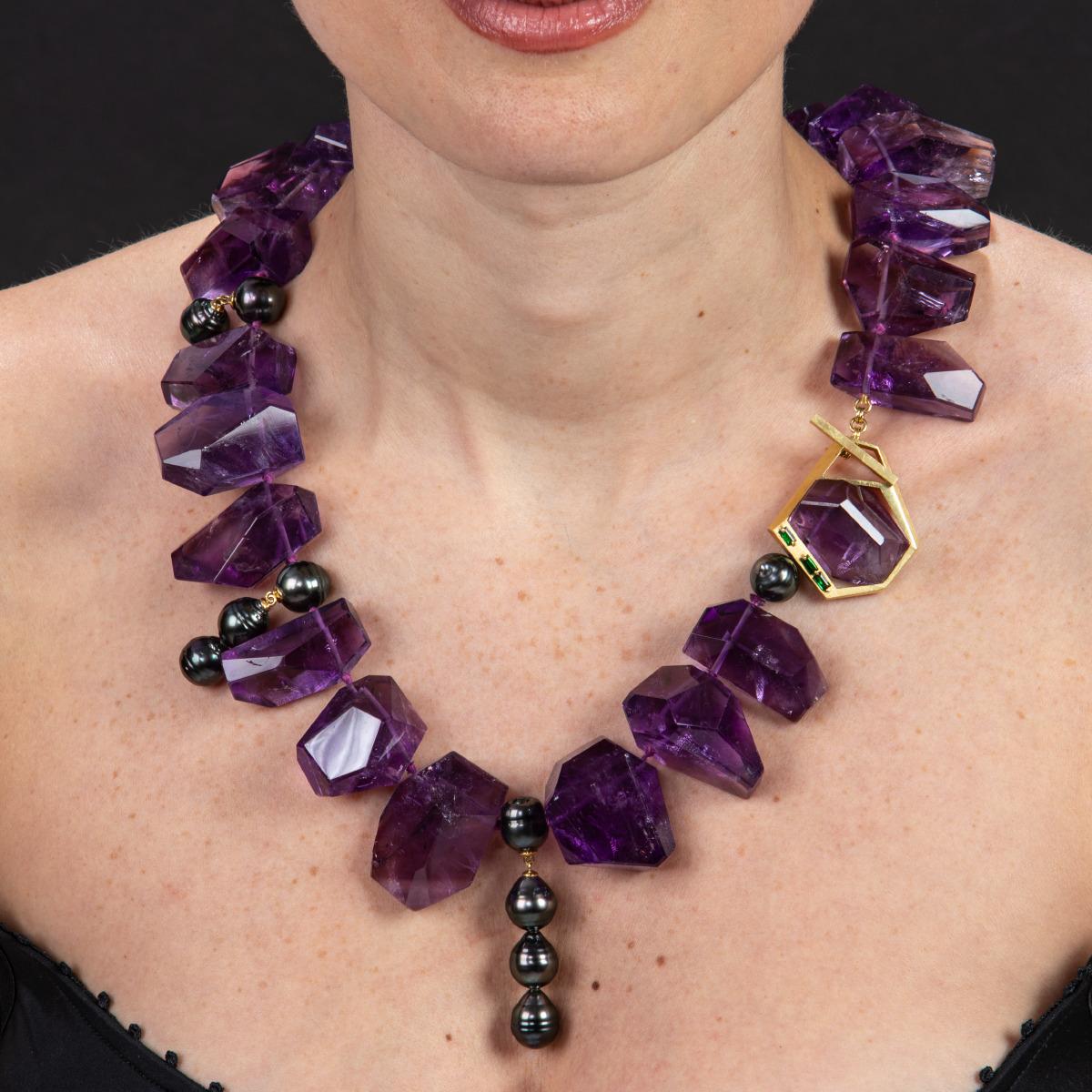 Diese prächtige Halskette strotzt nur so vor Farben und ist ein echter Hingucker. Frei geformte violette Amethyste sind in verschiedenen Schliffen und Größen aneinandergereiht und mit kleinen Strängen aus barocken Tahiti-Perlen durchsetzt, die für