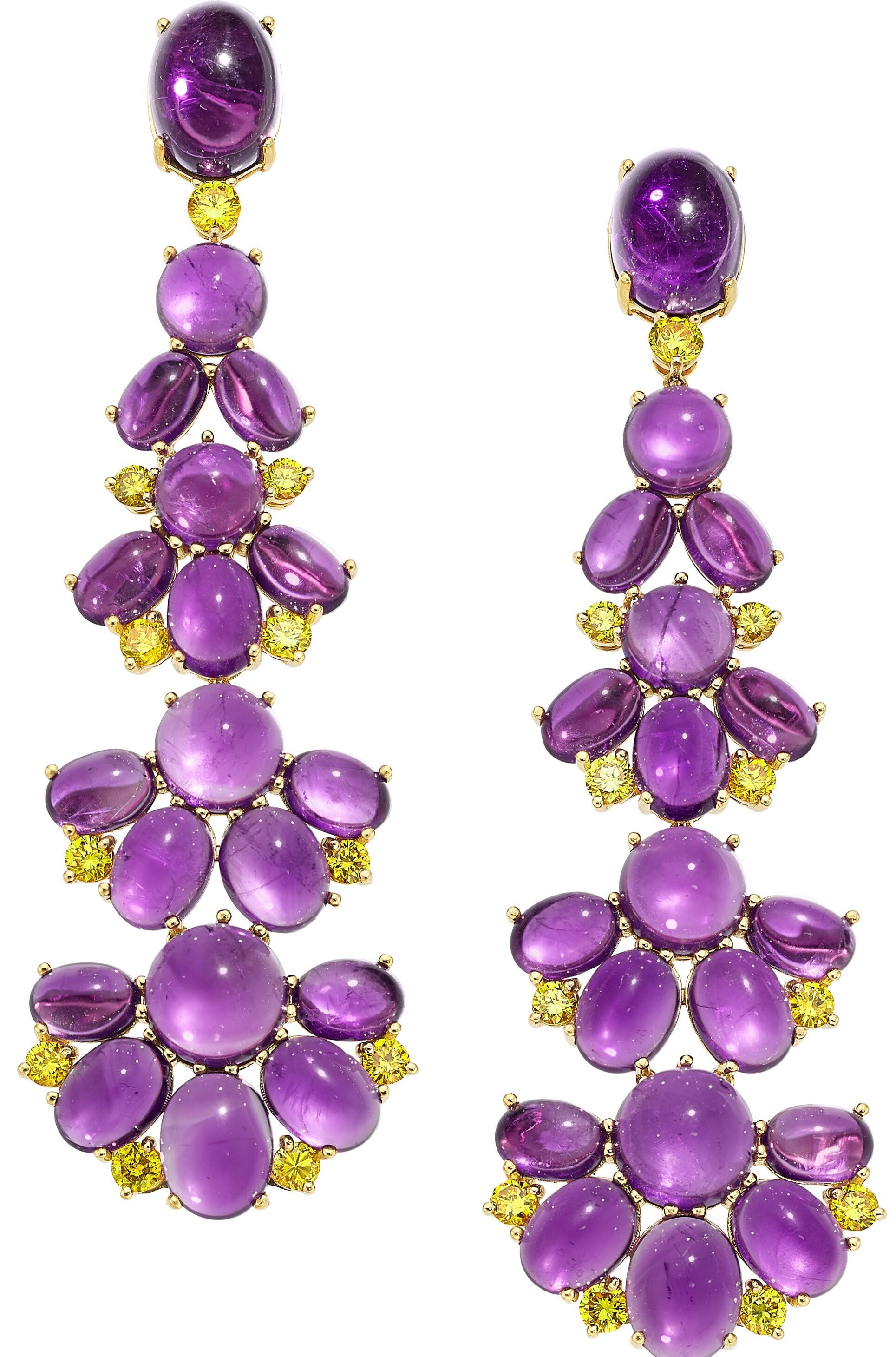 Presenta cabochon rotondi di ametista di 6,9-8,7 mm.
Cabochon ovali di 6,70 x 4,50 mm - 11,35 x 8,40 mm
Diamanti gialli taglio pieno da 2,0 carati
Incastonato in oro giallo 18k
Peso lordo: 36.96 grammi
Dimensioni: 3-1/8