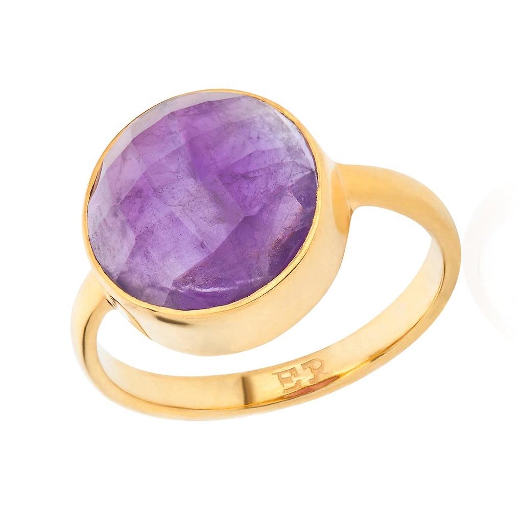 Ein Amethyst im Rosenschliff  Ring aus 18-karätigem Gold für das Kronenchakra. Ein alltagstauglicher, schlichter und erhebender Ring aus der Elizabeth Raine Chakra Gemstone Collection, modelliert von Dua Lipa. 

+ Der Amethyst ist der Heilstein für