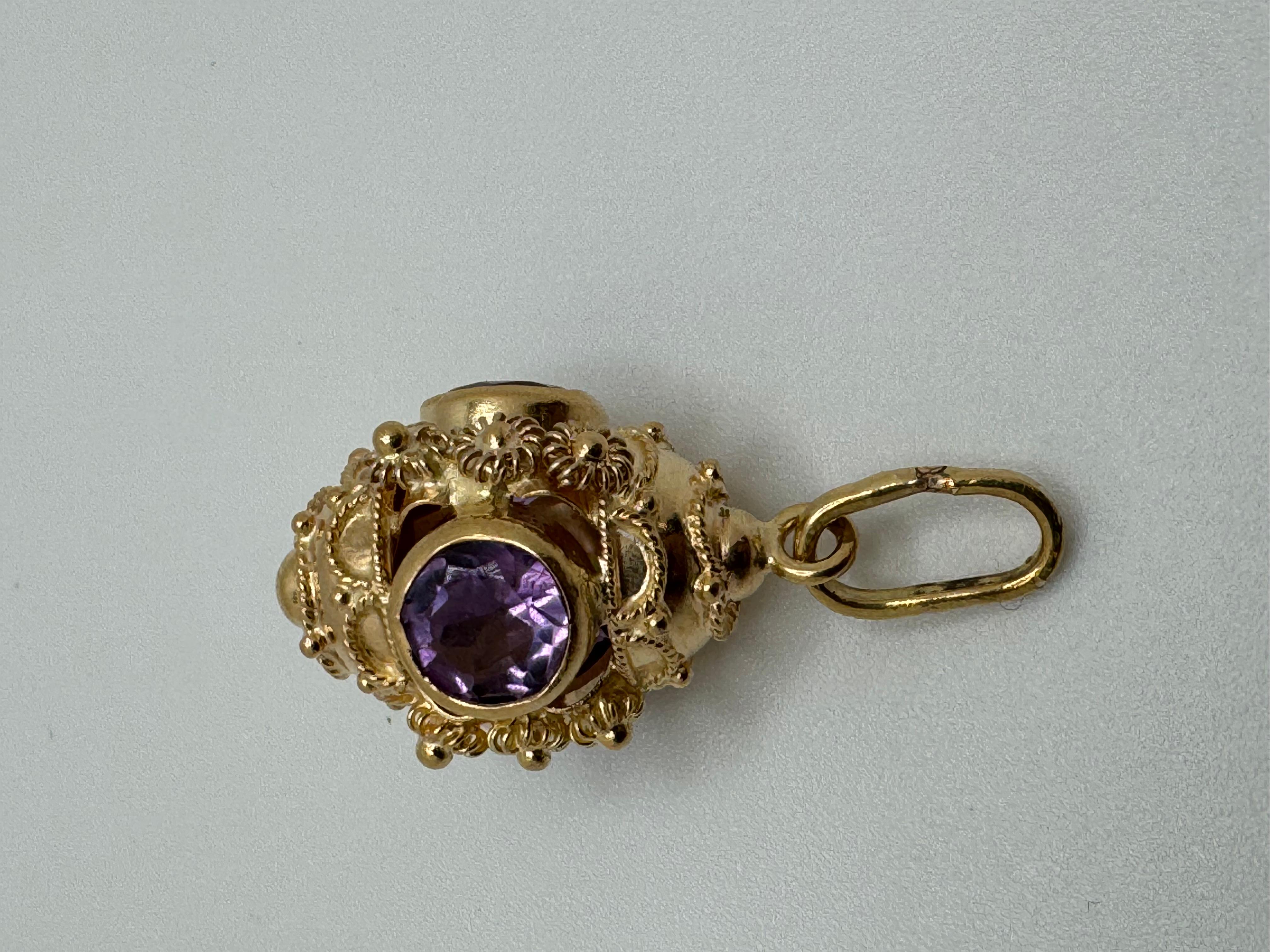 18k Gold Amethyst & Etruscan Pendent im Angebot 2